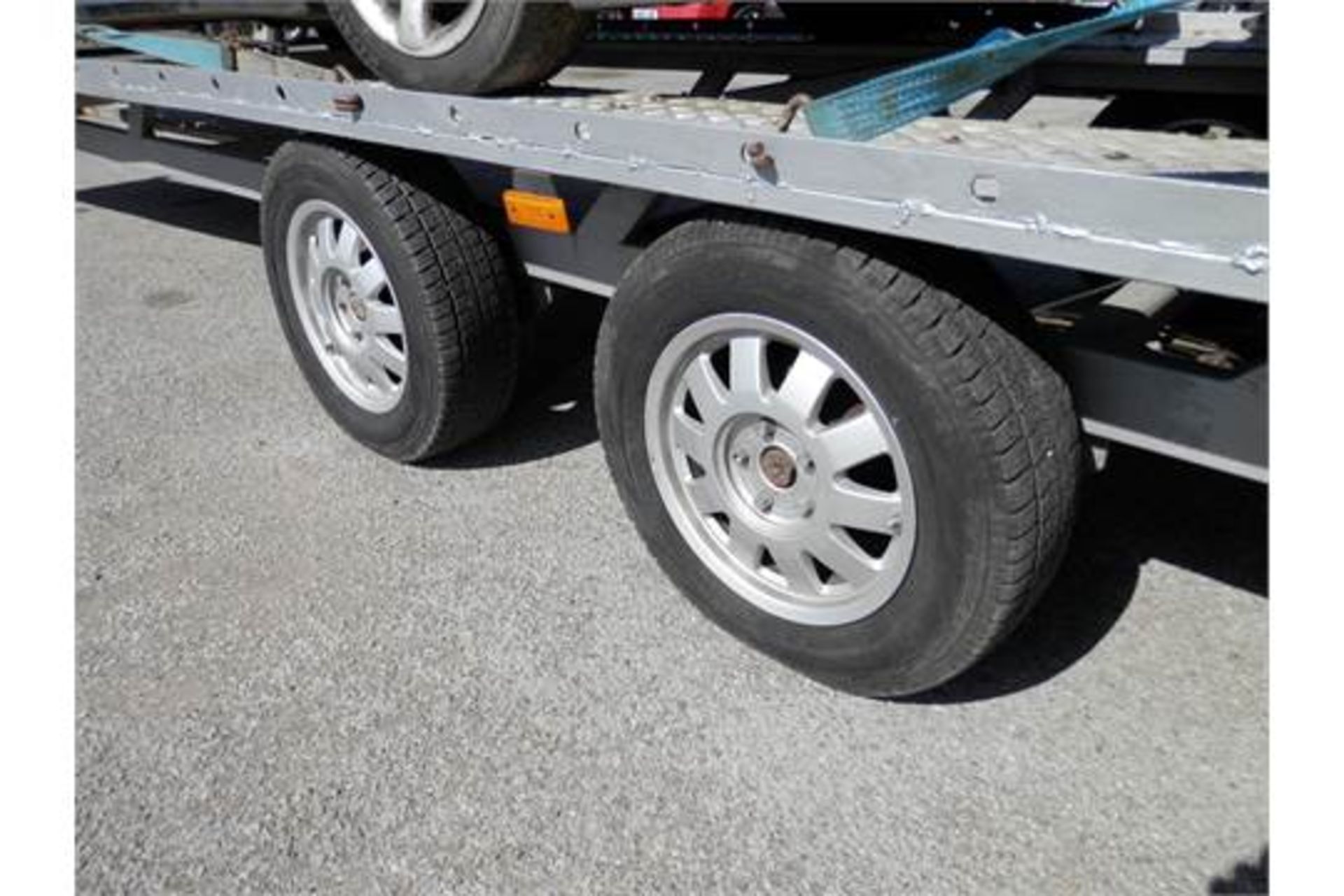 3400KG 2 CAR TRAILER, 2.5 TONNE CARRYING CAPACITY !! GOOD ALLOYS/TYRES & SPARE WHEEL. - Image 4 of 11