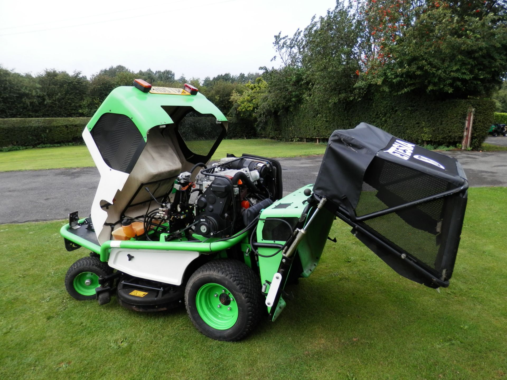 2005 ETESIA 8124DS ROTARY RIDE ON MOWER WITH HYDRAULIC HOPPER/TIPPER. FUCHS DIESEL ENGINE. - Image 3 of 14