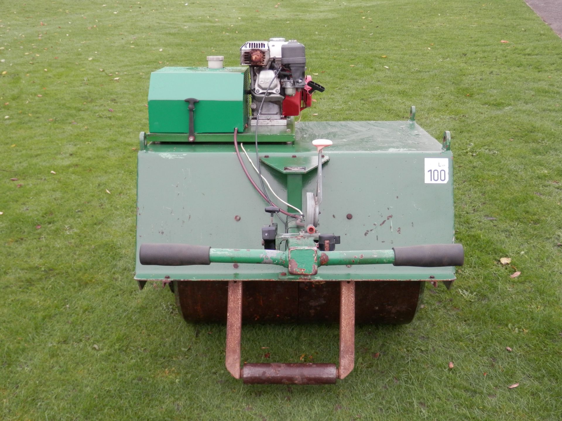 LARGE 1990S DENNIS LAWN ROLLER WITH HONDA 5 HP PETROL ENGINE. - Image 4 of 9
