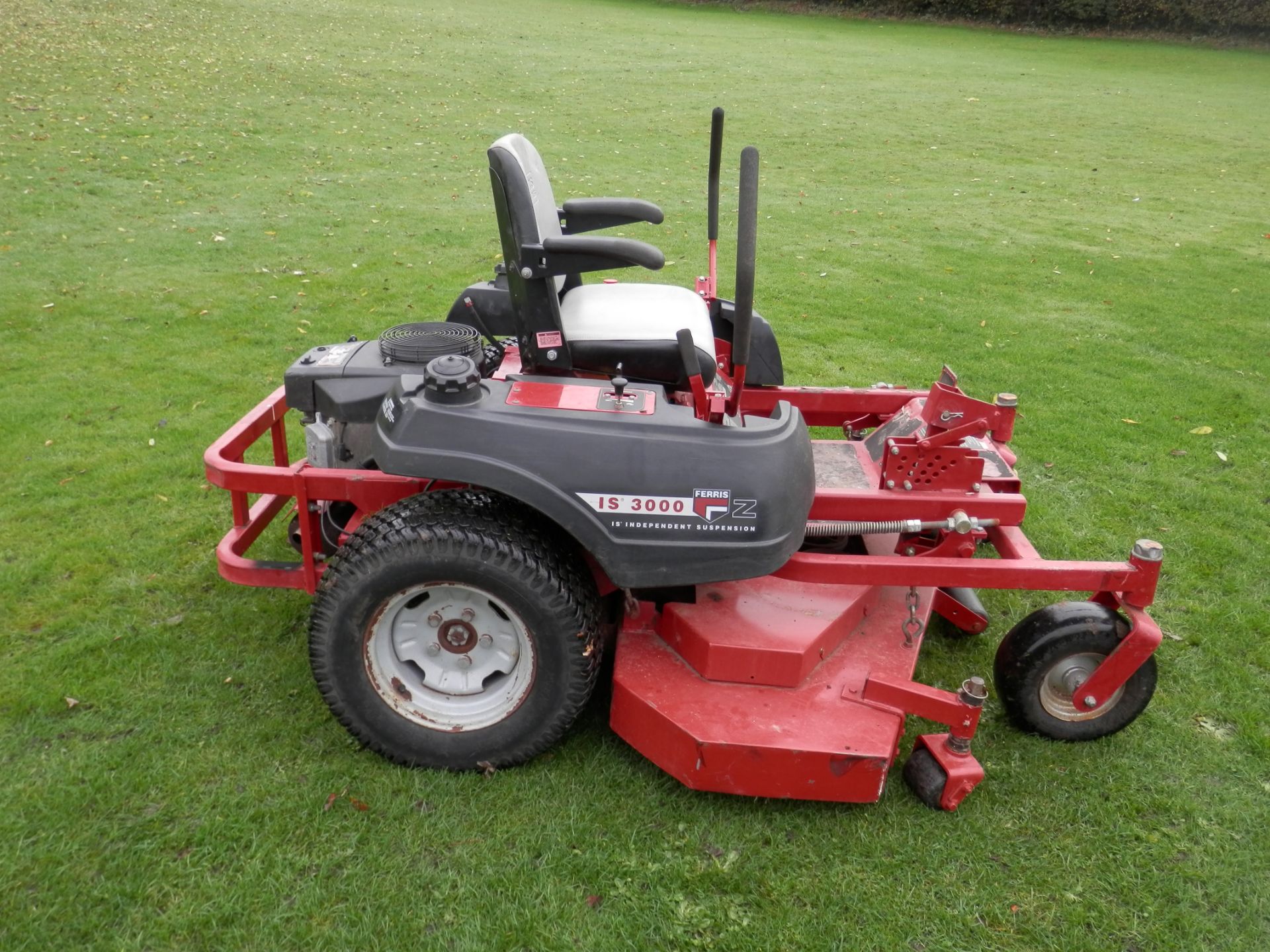 FULLY WORKING FERRIS IS3000 62" CUT RIDE ON ROTARY 25 BHP ENGINED RIDE ON MOWER. - Image 14 of 16
