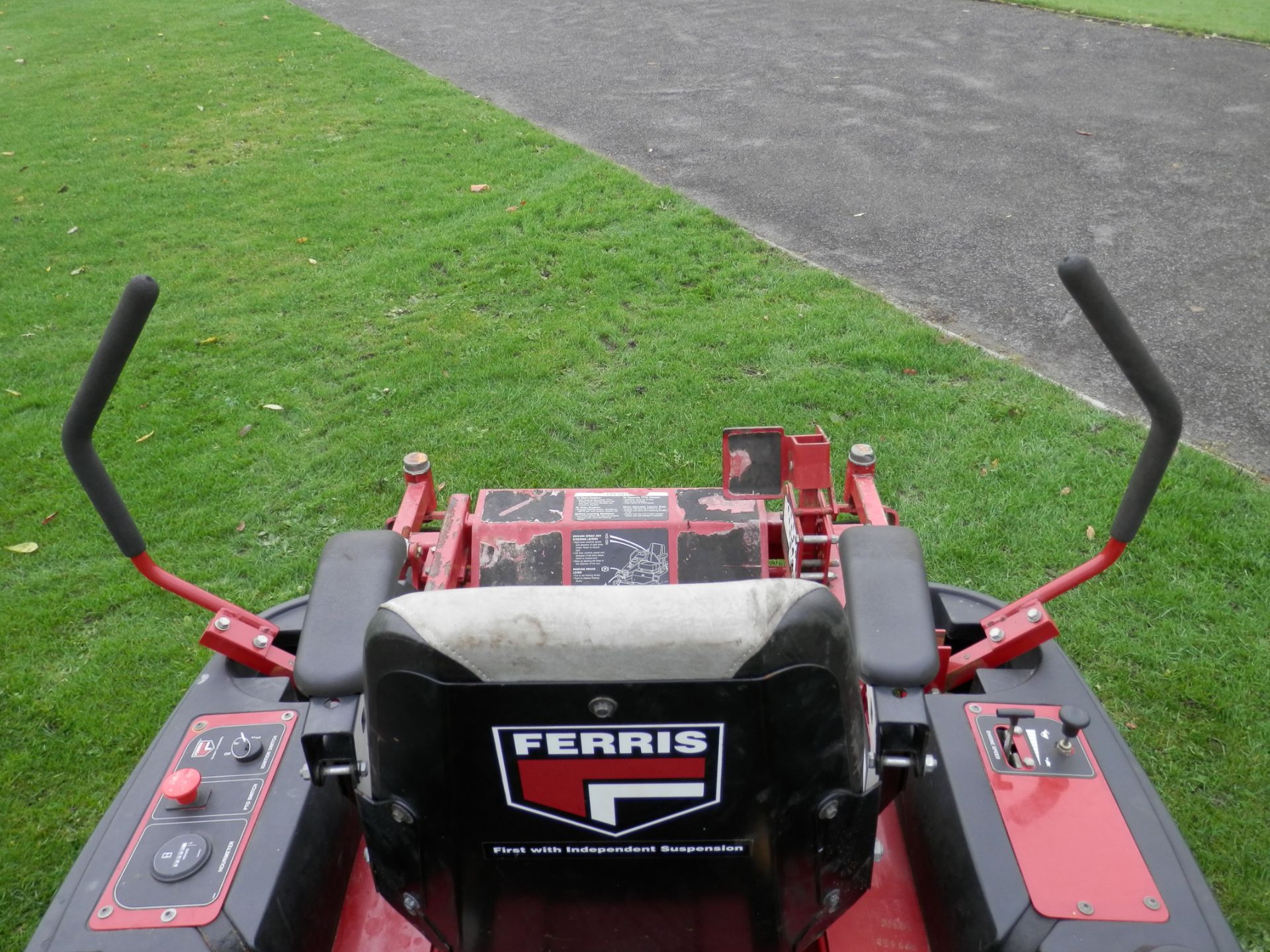 FULLY WORKING FERRIS IS3000 62" CUT RIDE ON ROTARY 25 BHP ENGINED RIDE ON MOWER. - Image 7 of 16