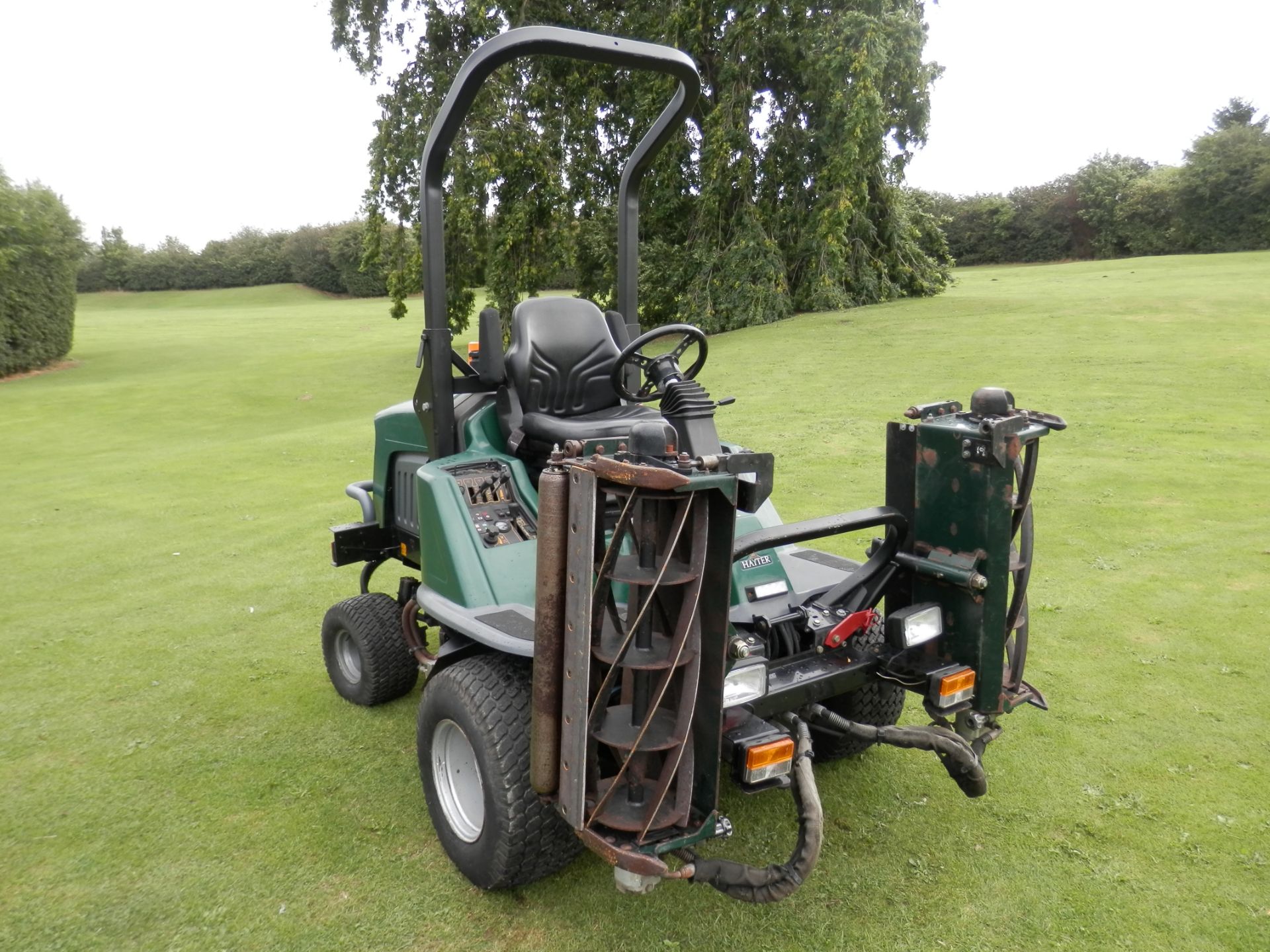 2010 HAYTER RIDE ON GANG MOWER, WIDE CUT, 3 X CYLINDERS. DIESEL ENGINE. 2136 WORKING HOURS ONLY. - Bild 2 aus 15