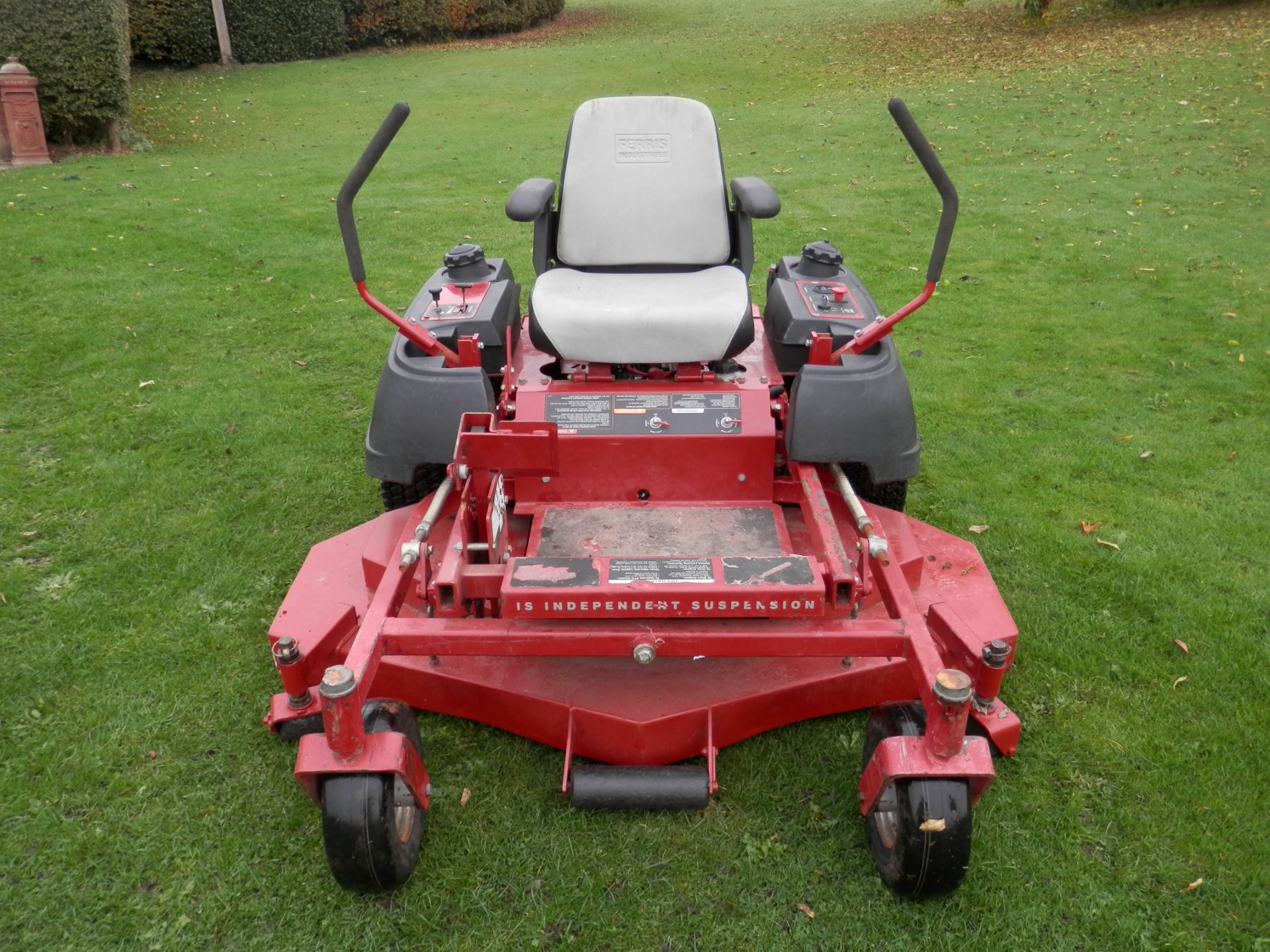 FULLY WORKING FERRIS IS3000 62" CUT RIDE ON ROTARY 25 BHP ENGINED RIDE ON MOWER. - Image 4 of 16
