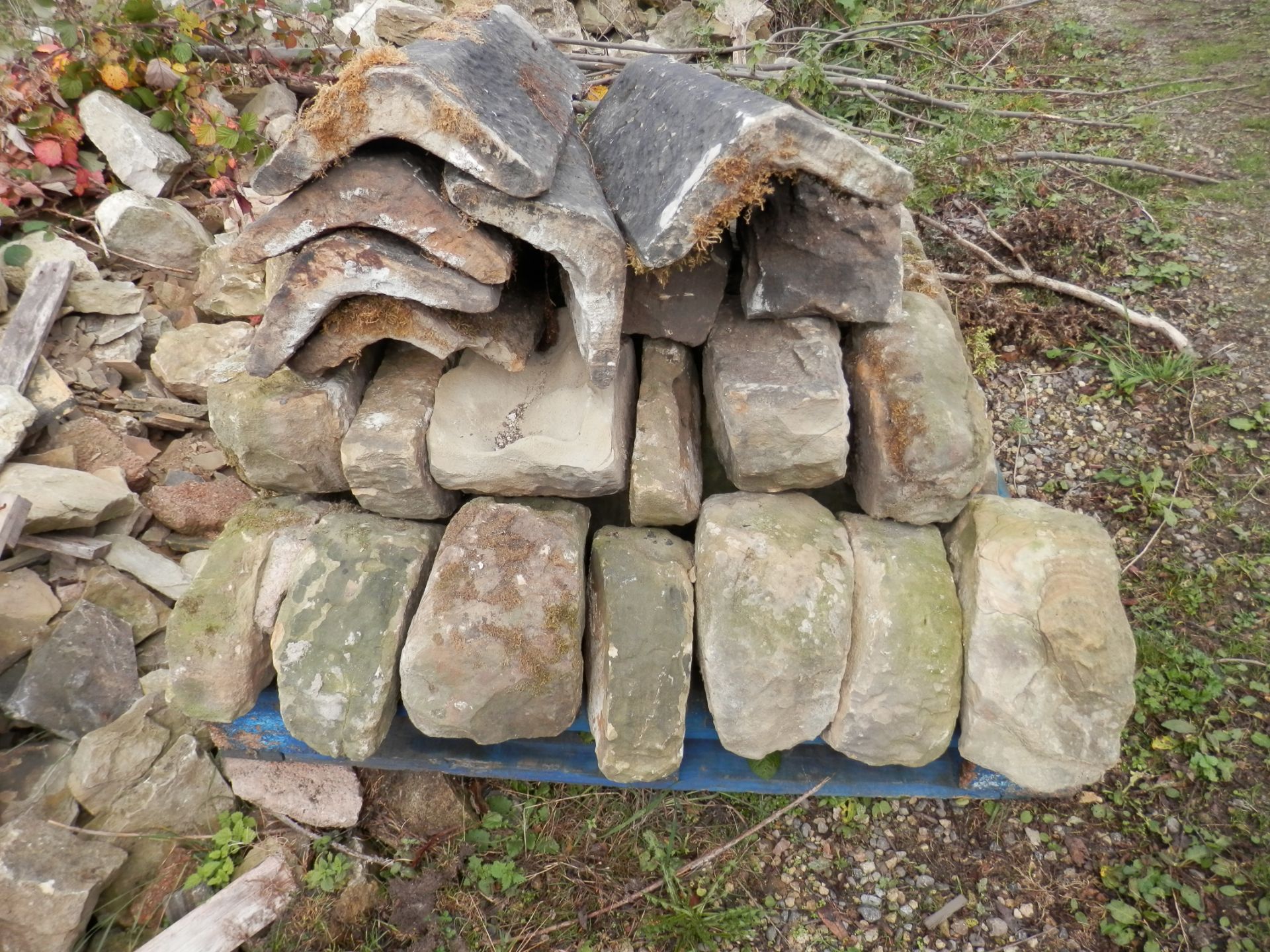 2 X HEAVY PALLETS OF SANDSTONE ROOF EDGES, COLLECTION FROM KILLAMARSH, NEAR CHESTERFIELD. - Bild 2 aus 5