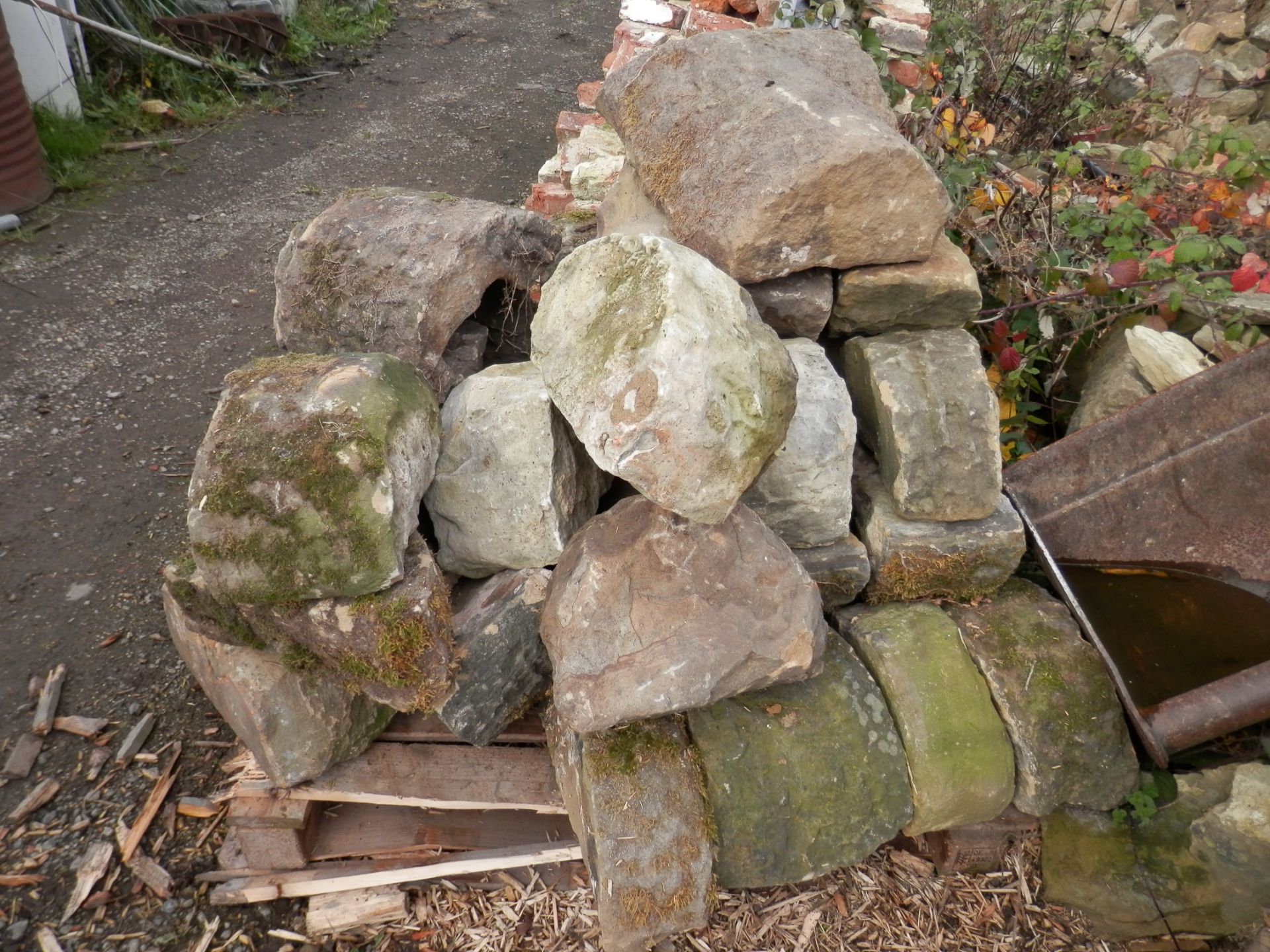 2 X HEAVY PALLETS OF SANDSTONE ROOF EDGES, COLLECTION FROM KILLAMARSH, NEAR CHESTERFIELD. - Bild 5 aus 5