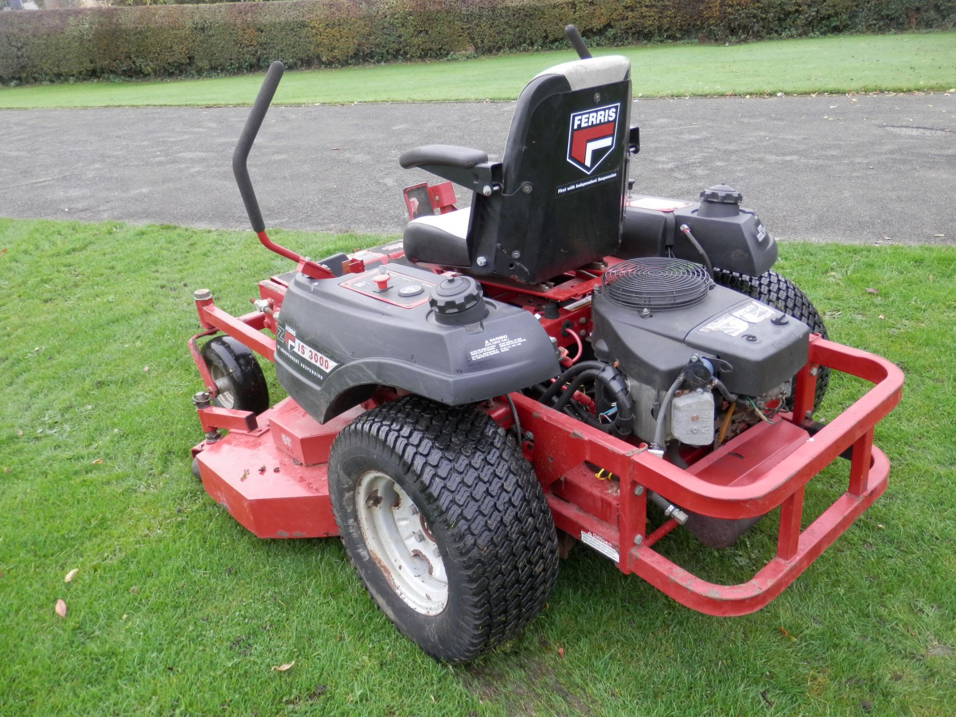 FULLY WORKING FERRIS IS3000 62" CUT RIDE ON ROTARY 25 BHP ENGINED RIDE ON MOWER. - Image 2 of 16