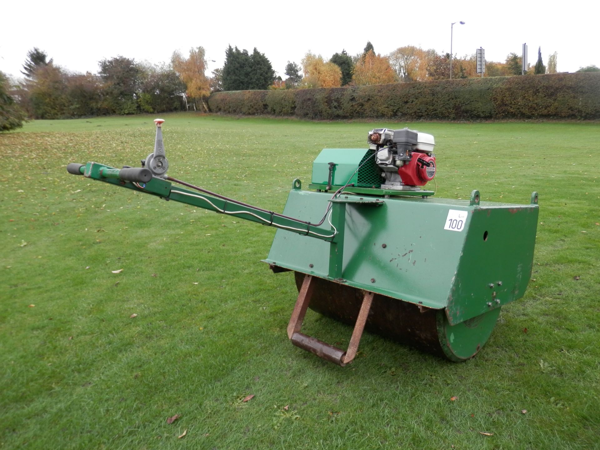 LARGE 1990S DENNIS LAWN ROLLER WITH HONDA 5 HP PETROL ENGINE. - Image 3 of 9