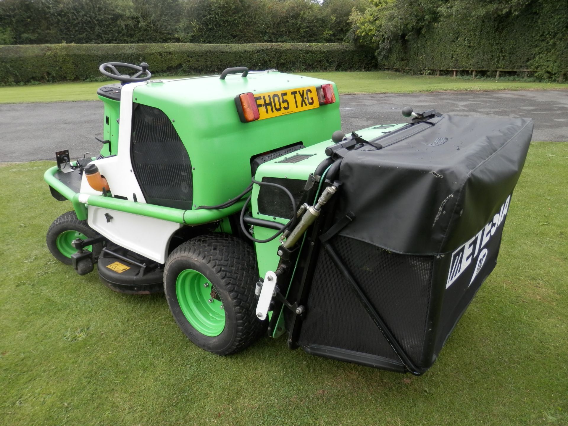 2005 ETESIA 8124DS ROTARY RIDE ON MOWER WITH HYDRAULIC HOPPER/TIPPER. FUCHS DIESEL ENGINE. - Image 8 of 14