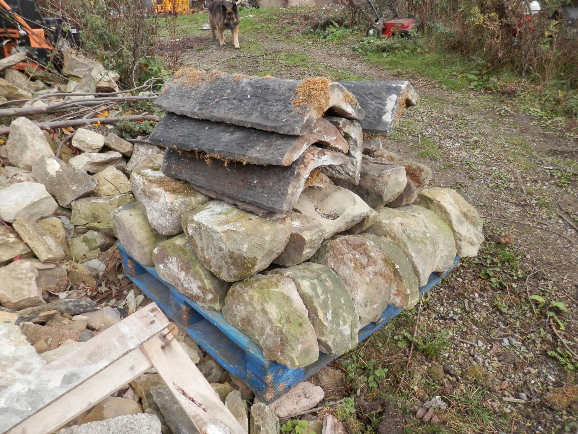 2 X HEAVY PALLETS OF SANDSTONE ROOF EDGES, COLLECTION FROM KILLAMARSH, NEAR CHESTERFIELD. - Bild 3 aus 5