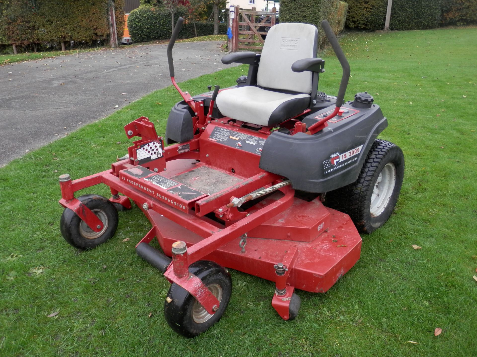 FULLY WORKING FERRIS IS3000 62" CUT RIDE ON ROTARY 25 BHP ENGINED RIDE ON MOWER. - Image 3 of 16