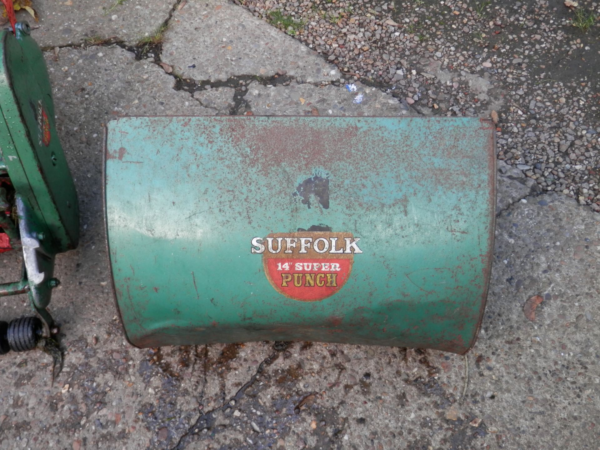 1960S WORKING VINTAGE SUFFOLK "PUNCH" PETROL 14" SELF PROPELLED LAWN MOVER. - Image 3 of 11