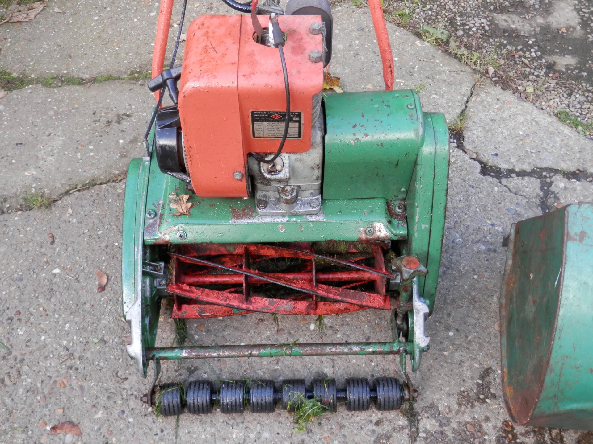 1960S WORKING VINTAGE SUFFOLK "PUNCH" PETROL 14" SELF PROPELLED LAWN MOVER. - Image 4 of 11