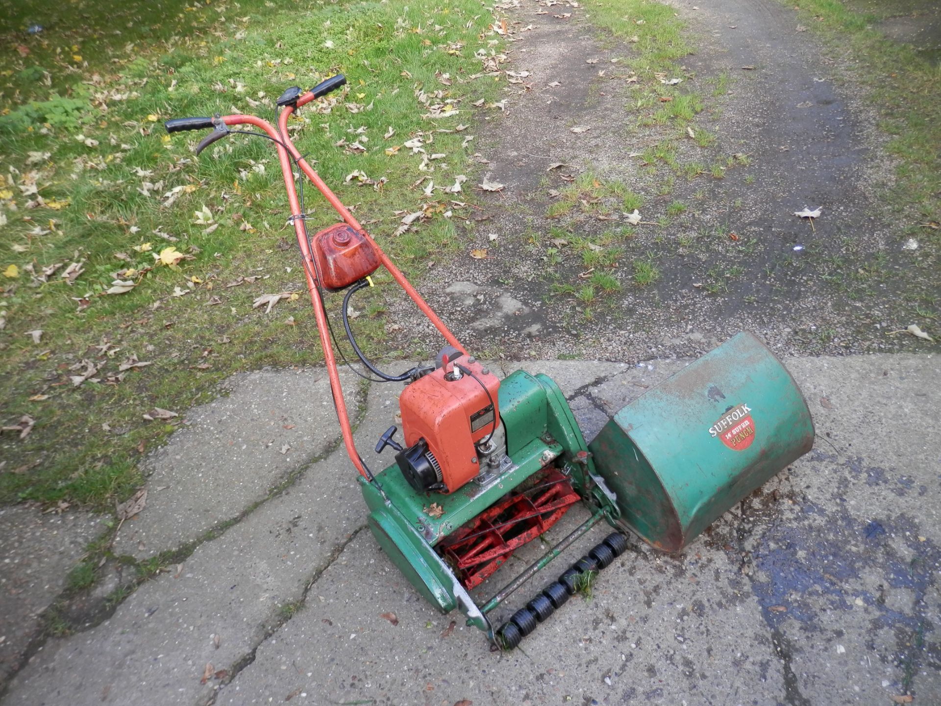 1960S WORKING VINTAGE SUFFOLK "PUNCH" PETROL 14" SELF PROPELLED LAWN MOVER. - Image 2 of 11