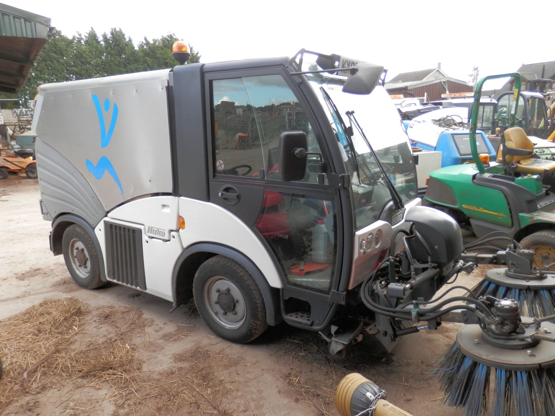 2009/09 HAKO ROAD SWEEPER, DIESEL, WORKING. SHOWING 5112 WORKING HOURS.