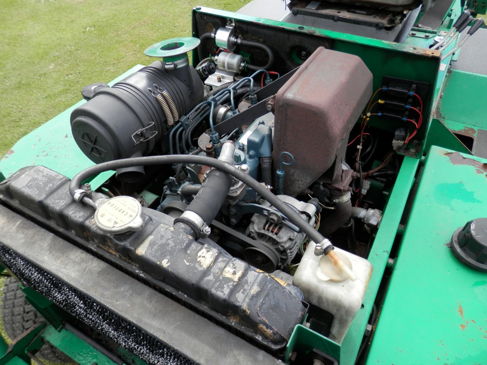 2000 MODEL REGISTERED 2001, RANSOMES PARKWAY RIDE ON 3 BLADE MOWER, WIDE CUT AREA.WORKING. NO VAT !! - Image 10 of 15