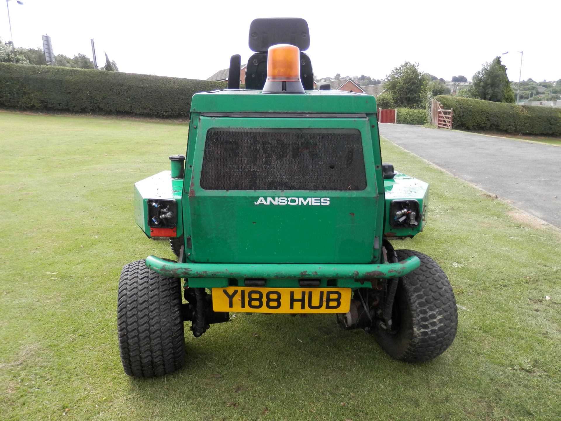 2000 MODEL REGISTERED 2001, RANSOMES PARKWAY RIDE ON 3 BLADE MOWER, WIDE CUT AREA.WORKING. NO VAT !! - Image 5 of 15