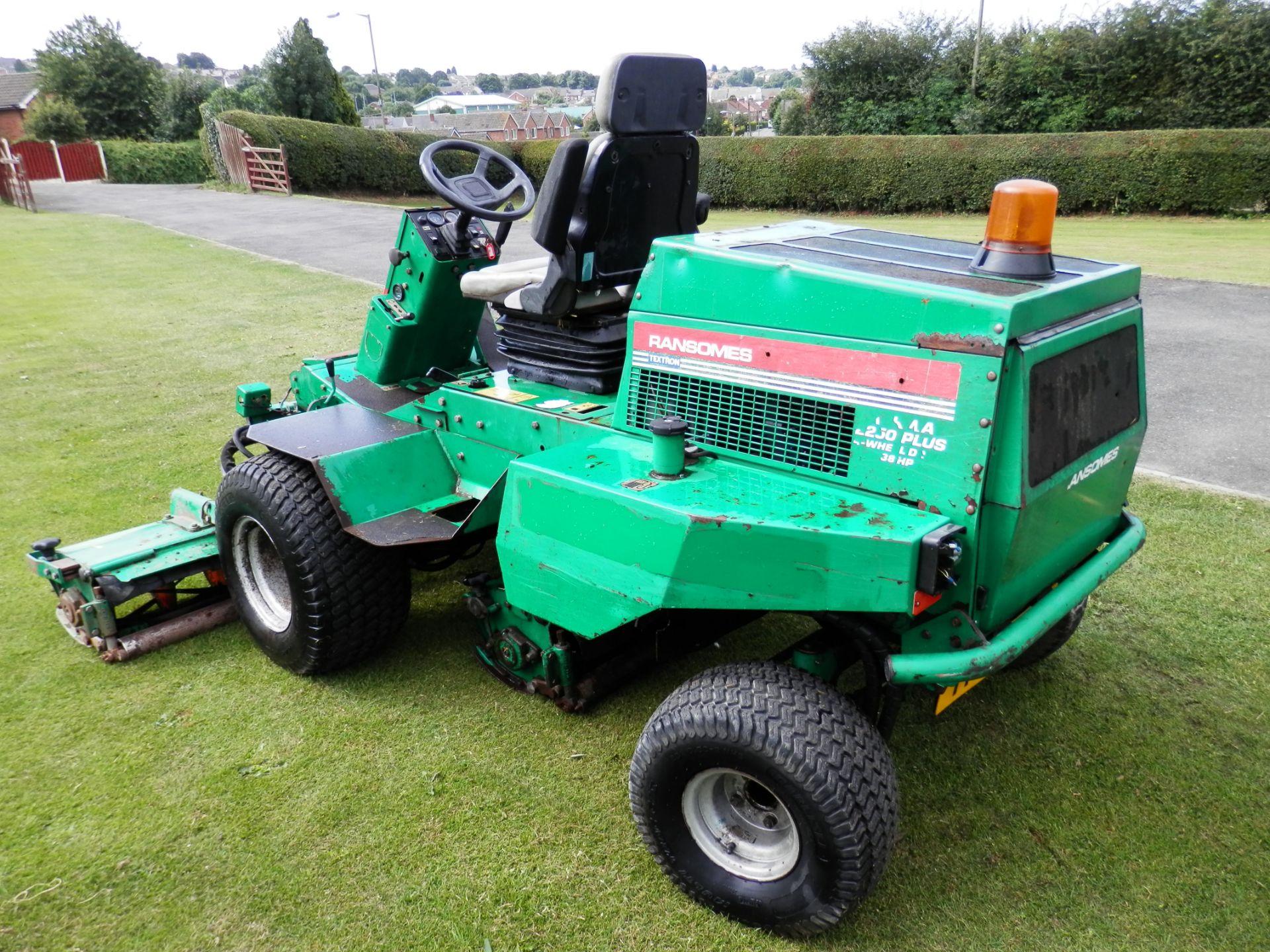 2000 MODEL REGISTERED 2001, RANSOMES PARKWAY RIDE ON 3 BLADE MOWER, WIDE CUT AREA.WORKING. NO VAT !! - Image 6 of 15