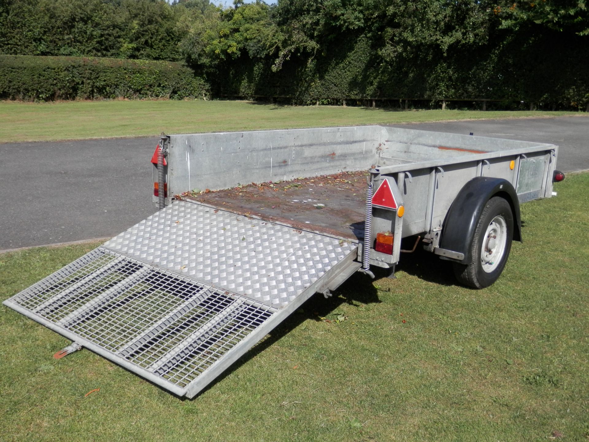 IFOR WILLIAMS 1400 KG PLANT TRAILER, VERY GOOD CONDITION, REAR DROP DOWN RAMP. - Image 3 of 9