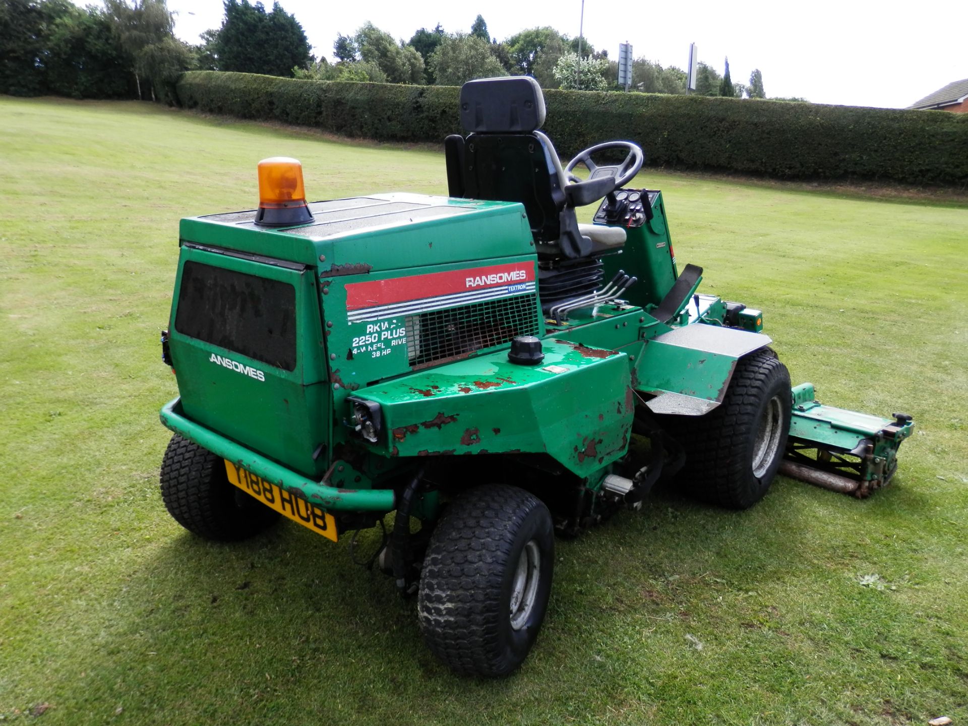 2000 MODEL REGISTERED 2001, RANSOMES PARKWAY RIDE ON 3 BLADE MOWER, WIDE CUT AREA.WORKING. NO VAT !! - Image 4 of 15