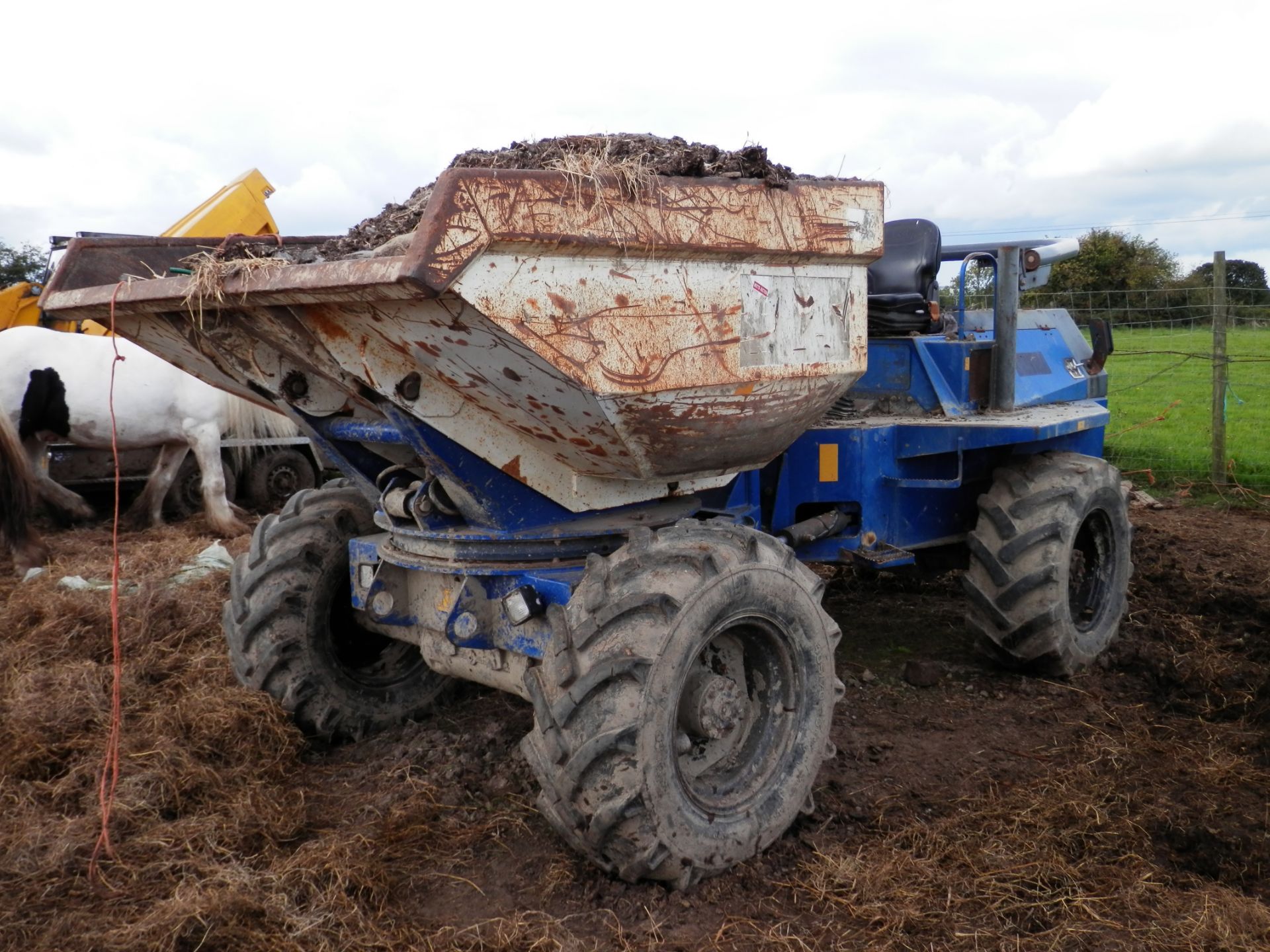 WORKING 2006 BENFORD 6 TONNE PAYLOAD DIESEL DUMPER TRUCK.