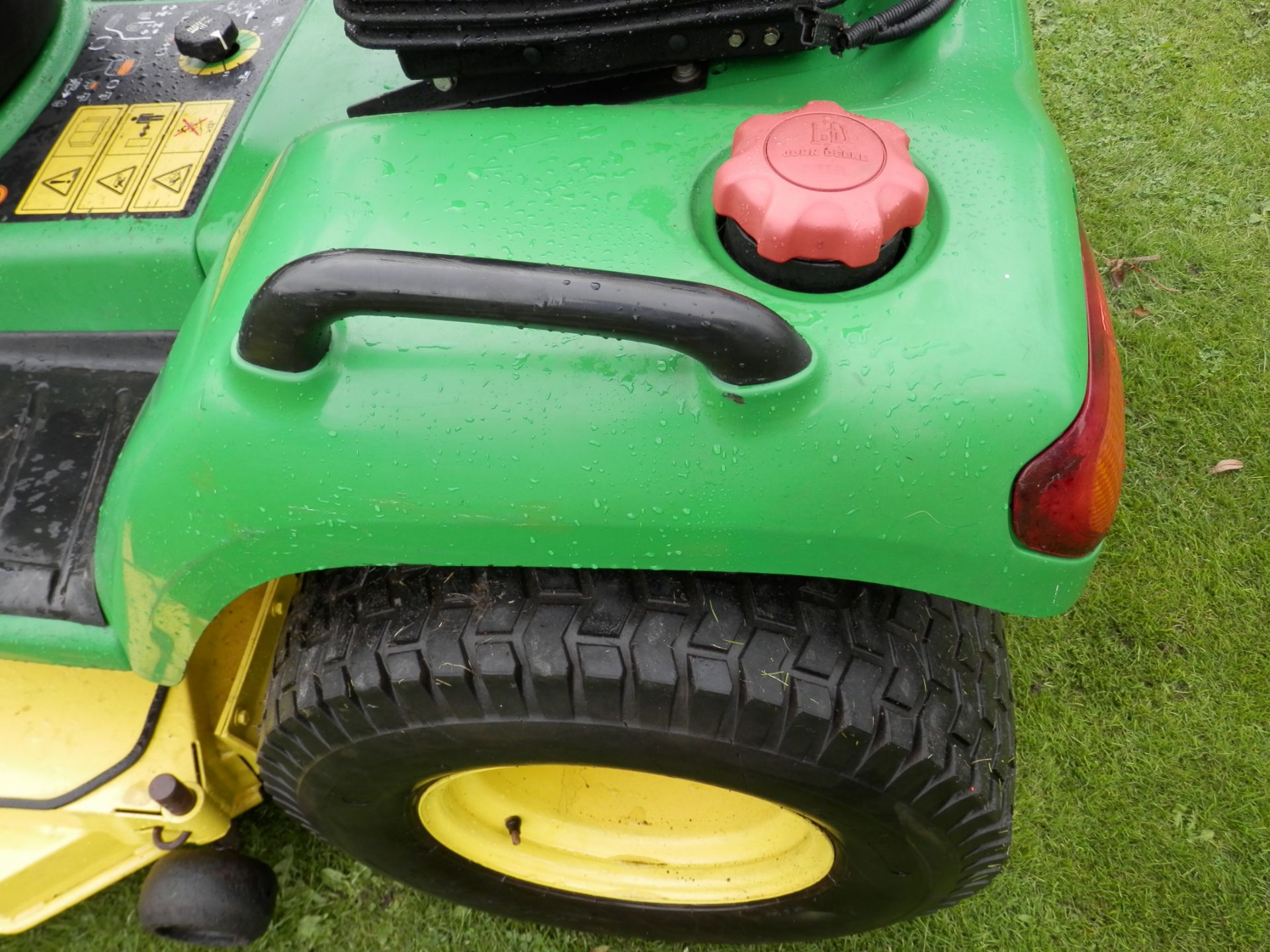 2004 WORKING JOHN DEERE X495 122CM CUT, RIDE ON ROTARY DIESEL MOWER/LAWN TRACTOR. - Image 7 of 13