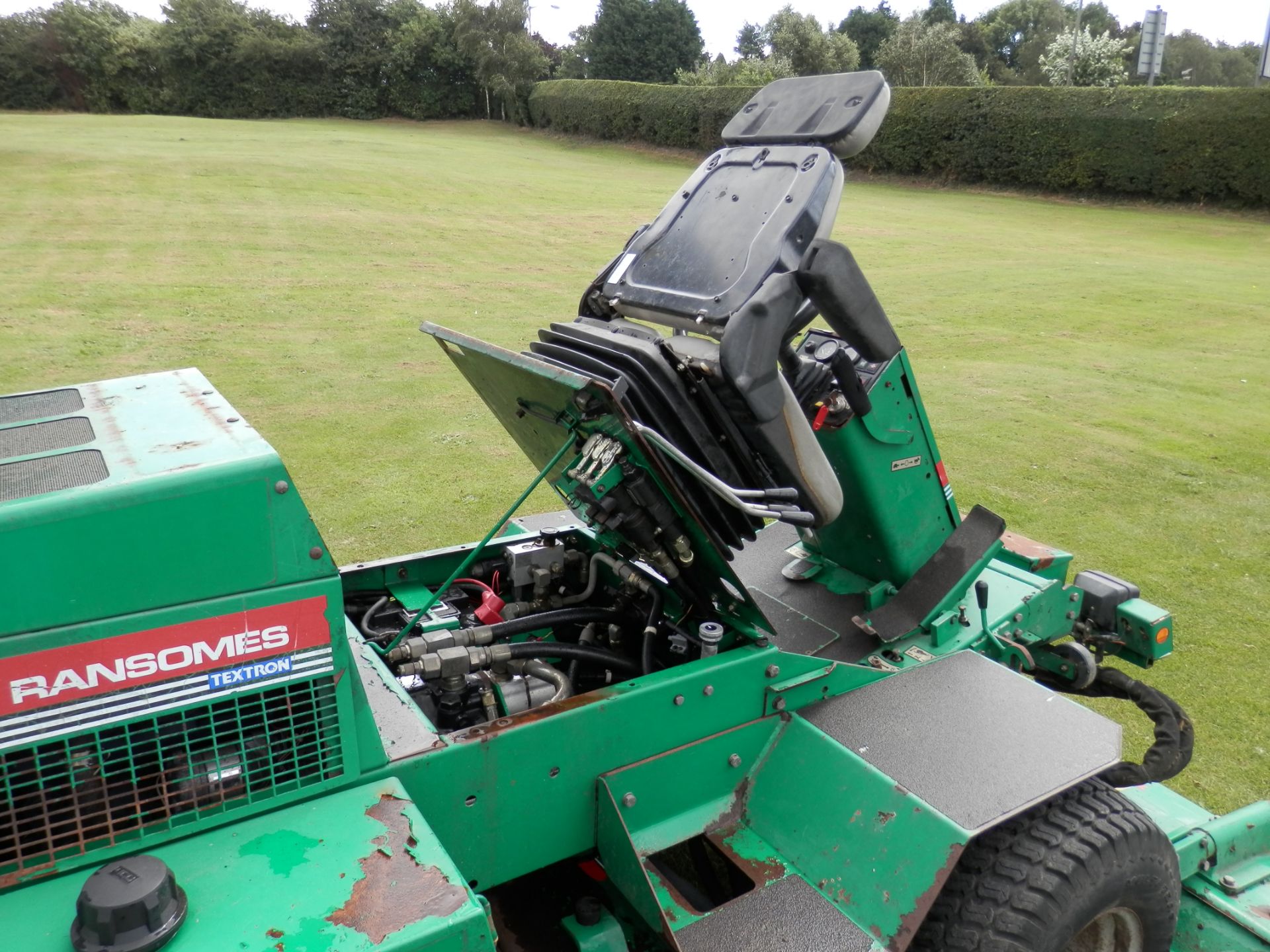 2000 MODEL REGISTERED 2001, RANSOMES PARKWAY RIDE ON 3 BLADE MOWER, WIDE CUT AREA.WORKING. NO VAT !! - Image 12 of 15