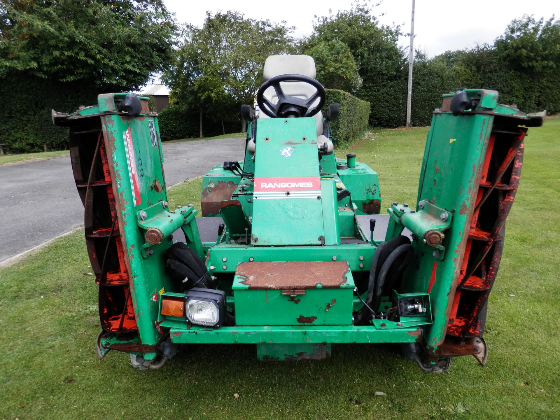 2000 MODEL REGISTERED 2001, RANSOMES PARKWAY RIDE ON 3 BLADE MOWER, WIDE CUT AREA.WORKING. NO VAT !! - Image 15 of 15