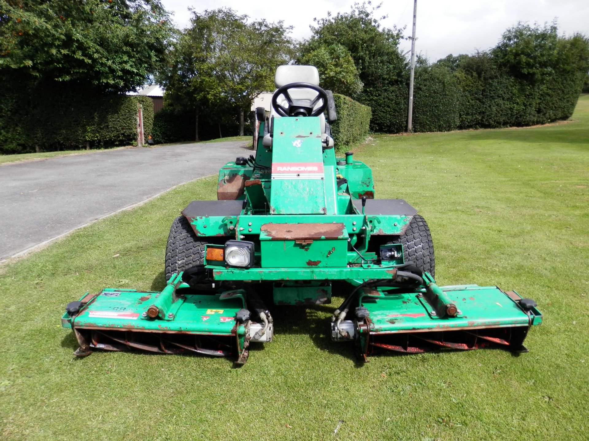 2000 MODEL REGISTERED 2001, RANSOMES PARKWAY RIDE ON 3 BLADE MOWER, WIDE CUT AREA.WORKING. NO VAT !! - Image 2 of 15