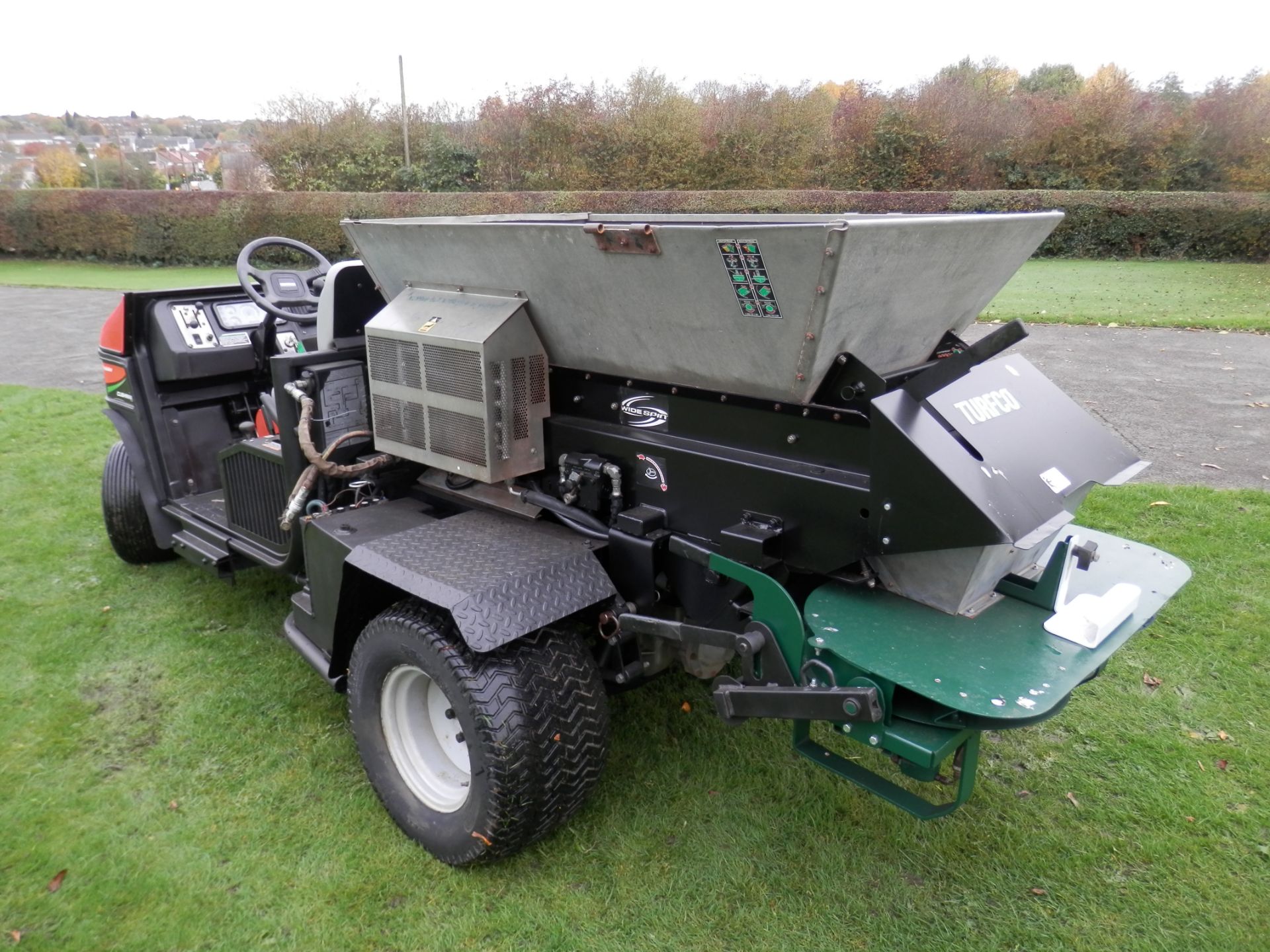 CUSHMAN TURF TRUCKSTER SPREADER WITH WIDESPIN 1530 REAR. GREAT WORKING UNIT. - Image 6 of 17