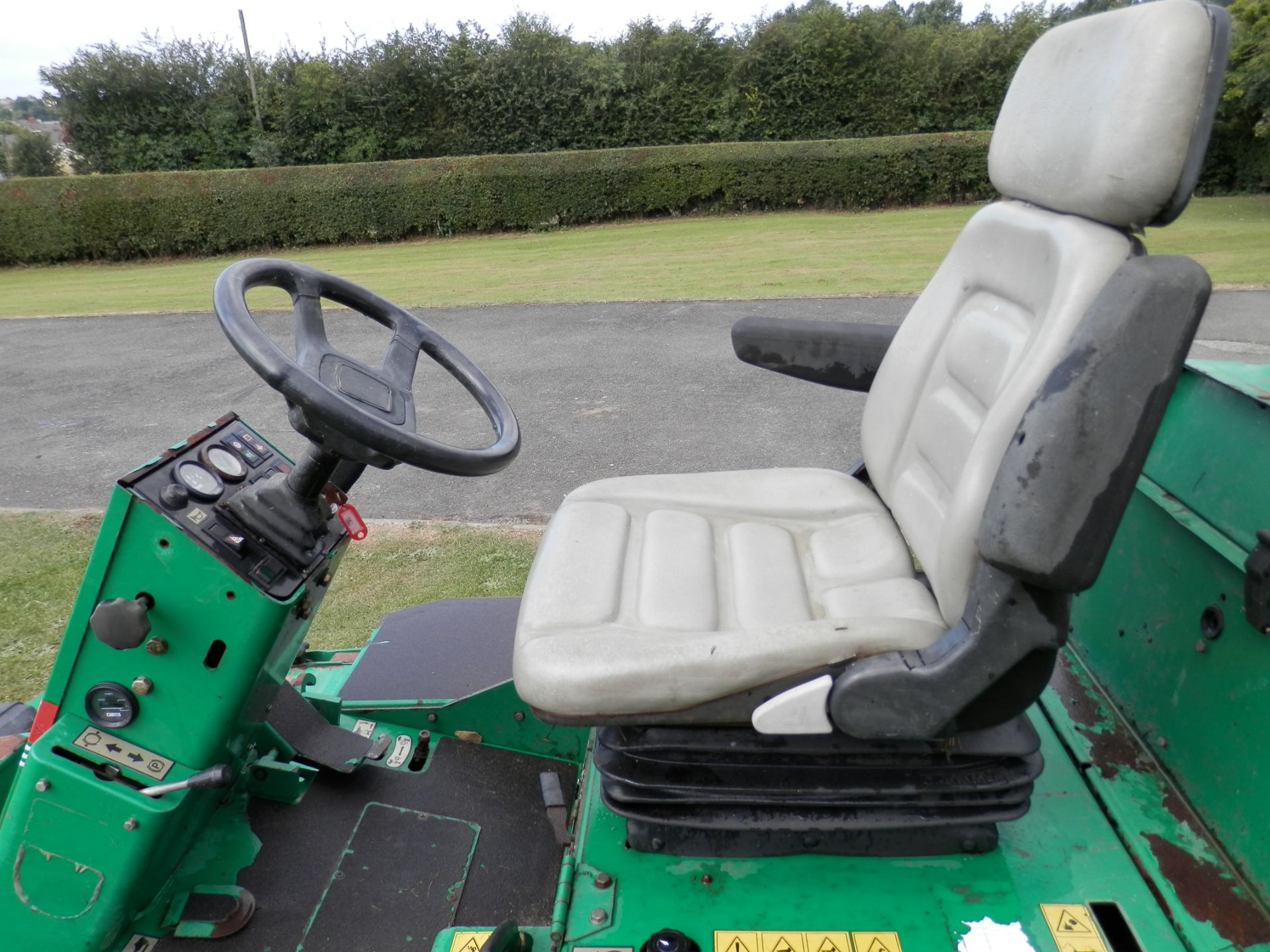 2000 MODEL REGISTERED 2001, RANSOMES PARKWAY RIDE ON 3 BLADE MOWER, WIDE CUT AREA.WORKING. NO VAT !! - Image 8 of 15