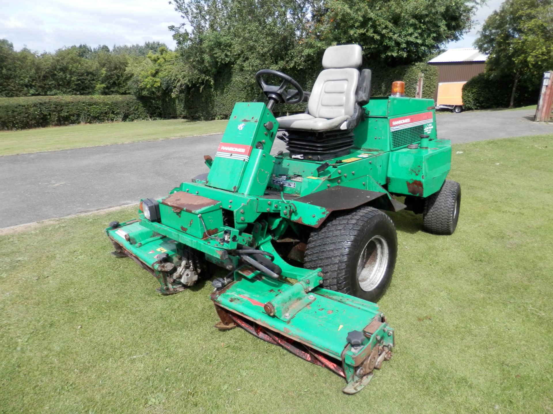 2000 MODEL REGISTERED 2001, RANSOMES PARKWAY RIDE ON 3 BLADE MOWER, WIDE CUT AREA.WORKING. NO VAT !!