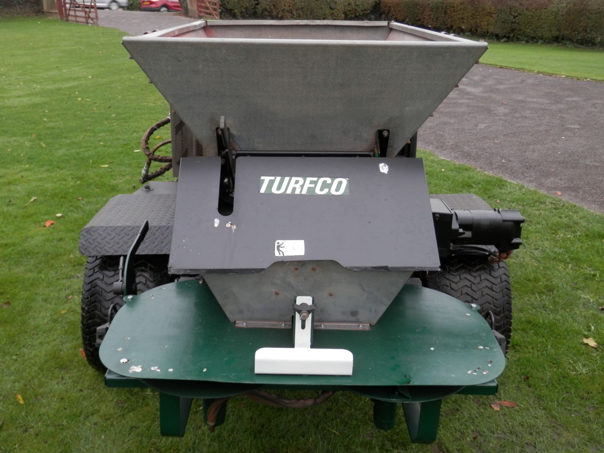 CUSHMAN TURF TRUCKSTER SPREADER WITH WIDESPIN 1530 REAR. GREAT WORKING UNIT. - Image 4 of 17
