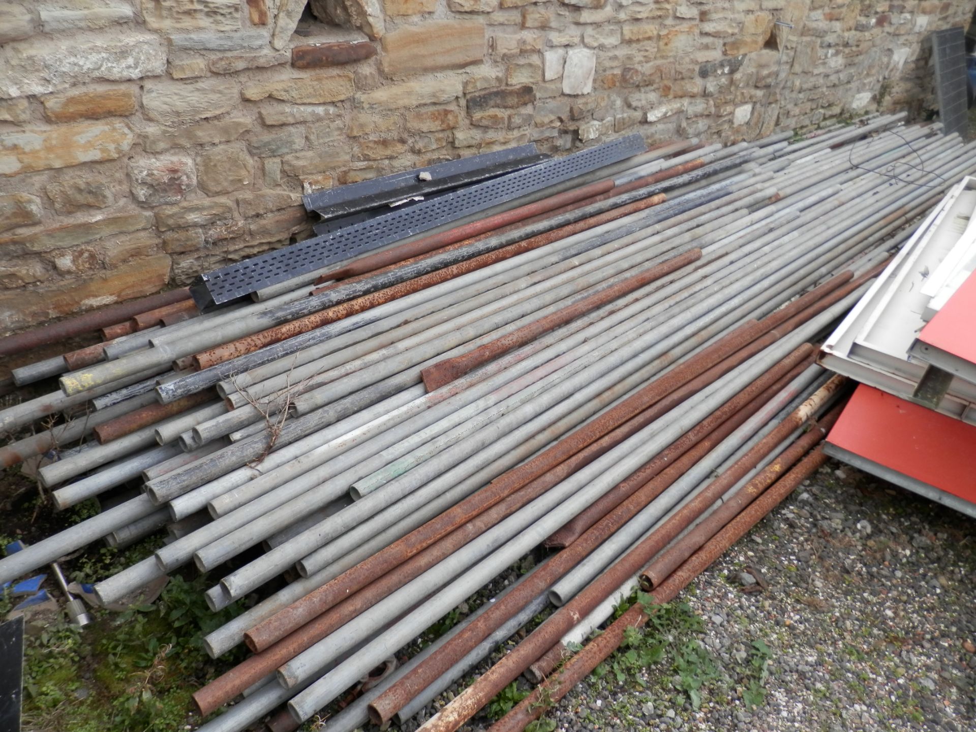 LARGE SELECTION OF ASSORTED SCAFFOLD TUBES BARS & FIXINGS AS PICTURED.