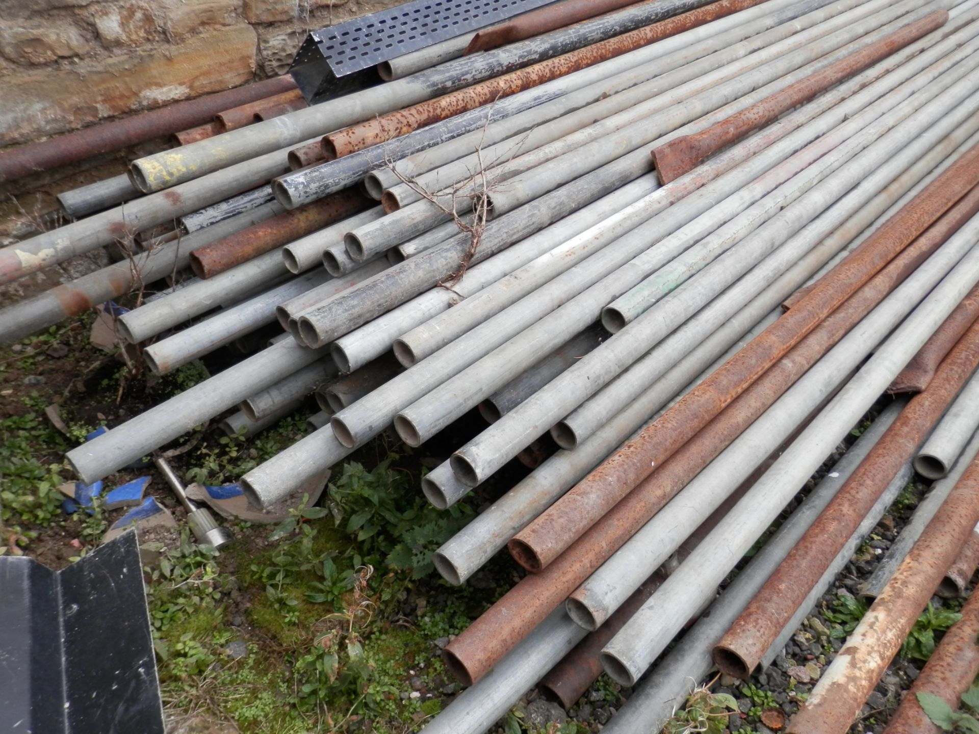 LARGE SELECTION OF ASSORTED SCAFFOLD TUBES BARS & FIXINGS AS PICTURED. - Image 2 of 3