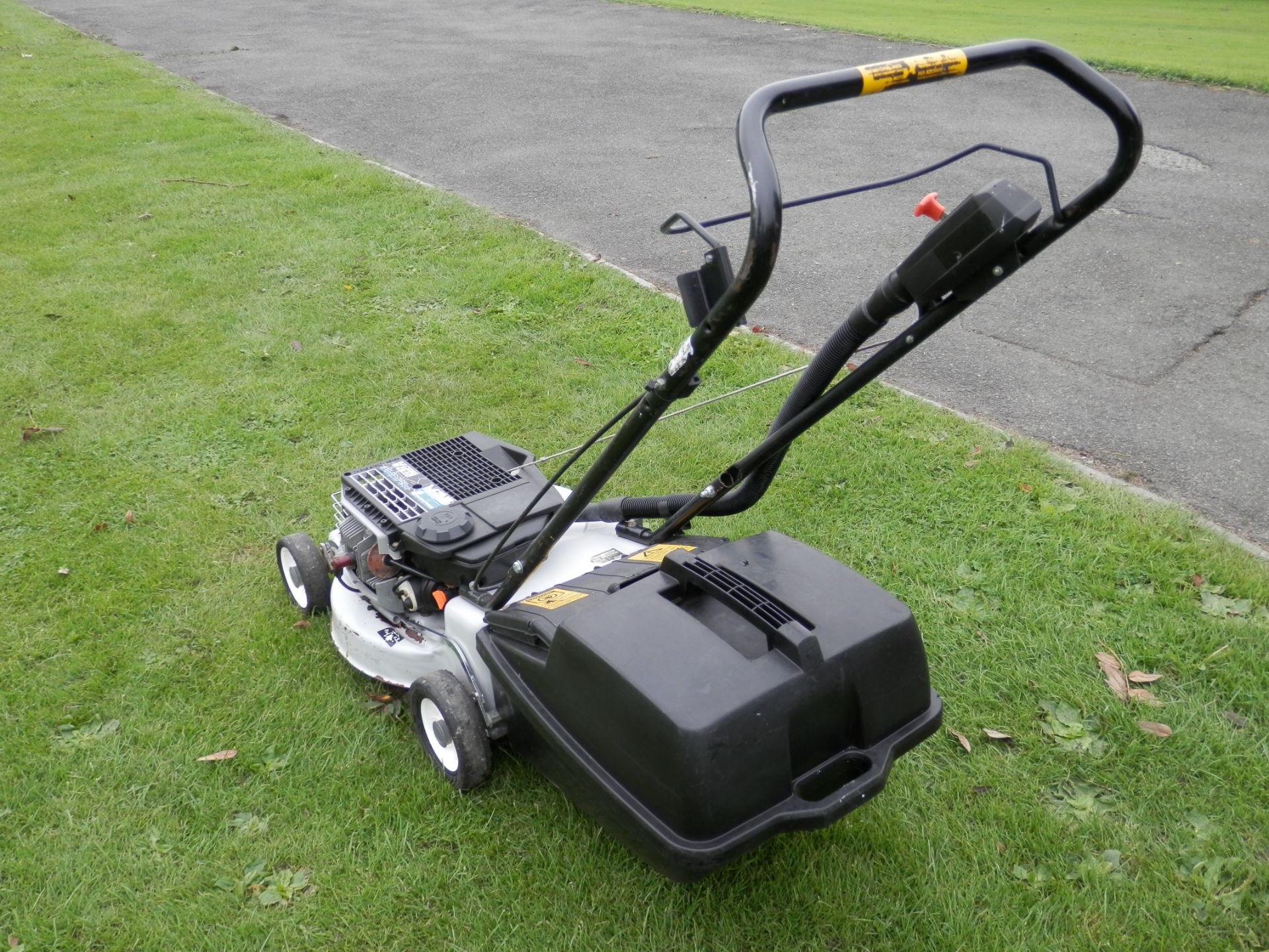 WORKING 1995 VICTA PACER E35, 2 STROKE PUSH ALONG LAWNMOWER, IDEAL FOR BANKS ETC - Image 3 of 8