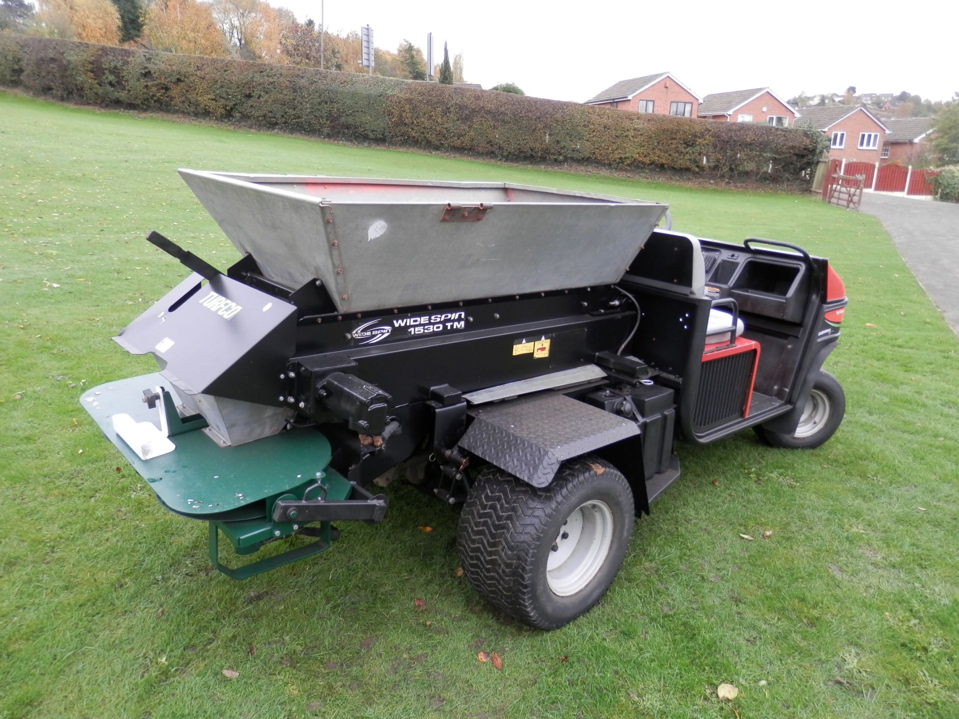 CUSHMAN TURF TRUCKSTER SPREADER WITH WIDESPIN 1530 REAR. GREAT WORKING UNIT. - Image 3 of 17