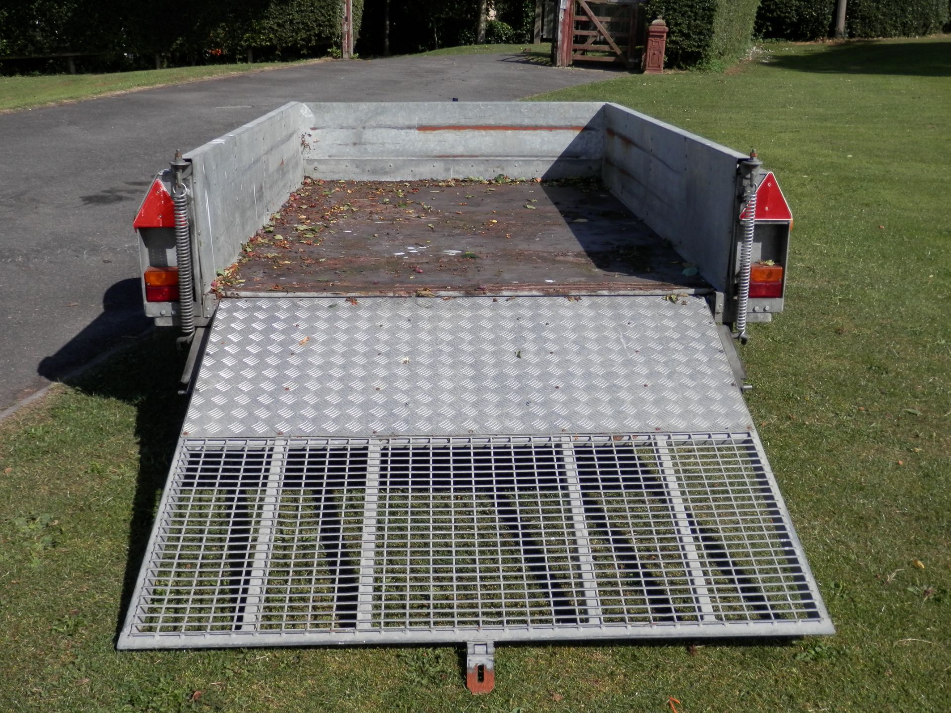 IFOR WILLIAMS 1400 KG PLANT TRAILER, VERY GOOD CONDITION, REAR DROP DOWN RAMP. - Image 4 of 9