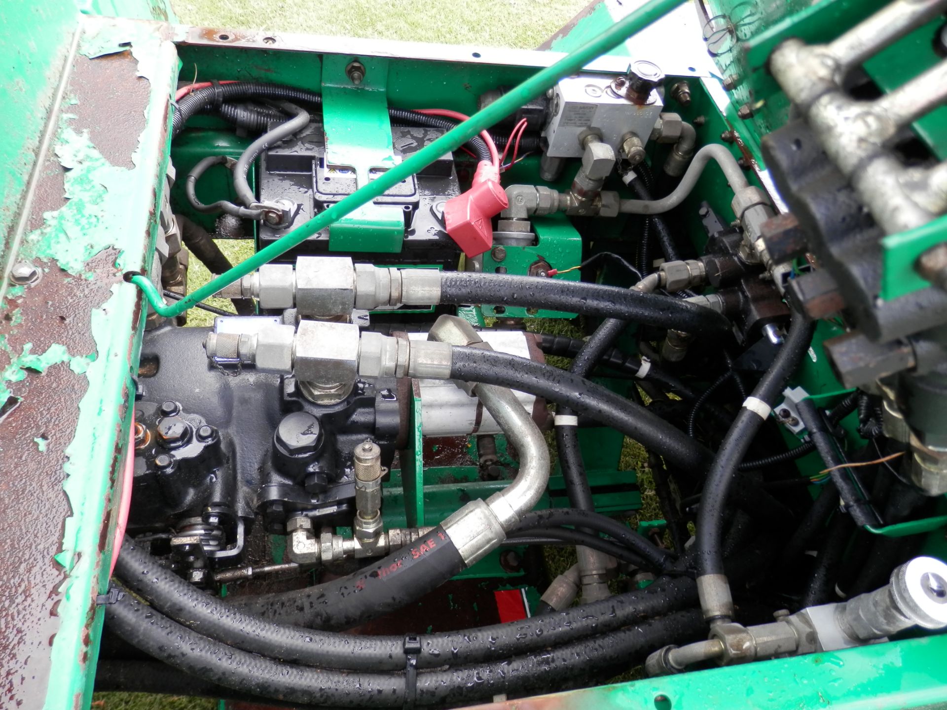 2000 MODEL REGISTERED 2001, RANSOMES PARKWAY RIDE ON 3 BLADE MOWER, WIDE CUT AREA.WORKING. NO VAT !! - Image 13 of 15