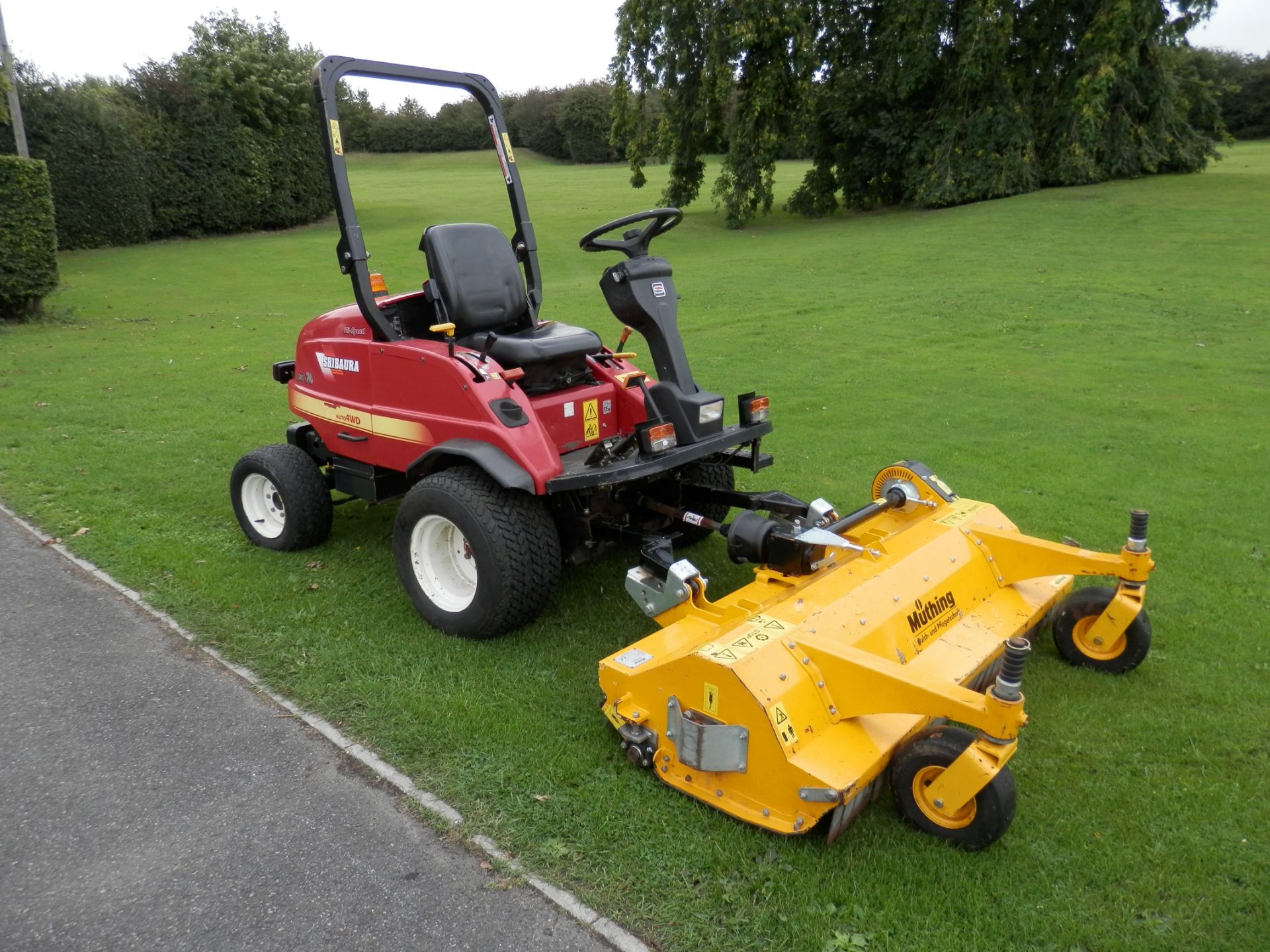 2009 SHIBAURA CM374 GREEN SPECIAL TRACTOR WITH MUTHING 5 FOOT FLAIL DECK, ALL WORKING.