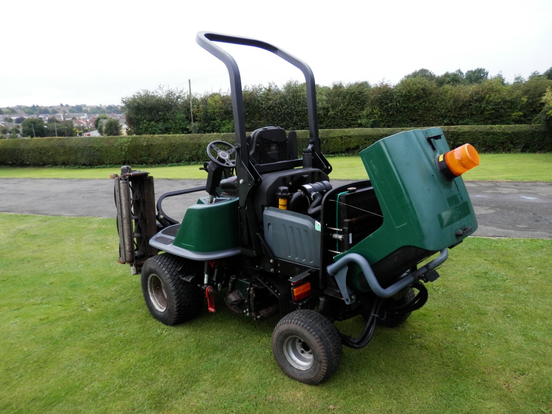 2010 HAYTER RIDE ON GANG MOWER, WIDE CUT, 3 X CYLINDERS. DIESEL ENGINE. 2136 WORKING HOURS ONLY. - Image 3 of 15