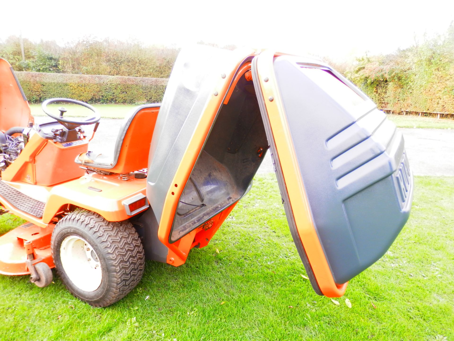 1997 KUBOTA G1700 RIDE ON ROTARY MOWER, DIESEL, ELECTRIC START. GOOD WORKING MOWER. - Image 12 of 12