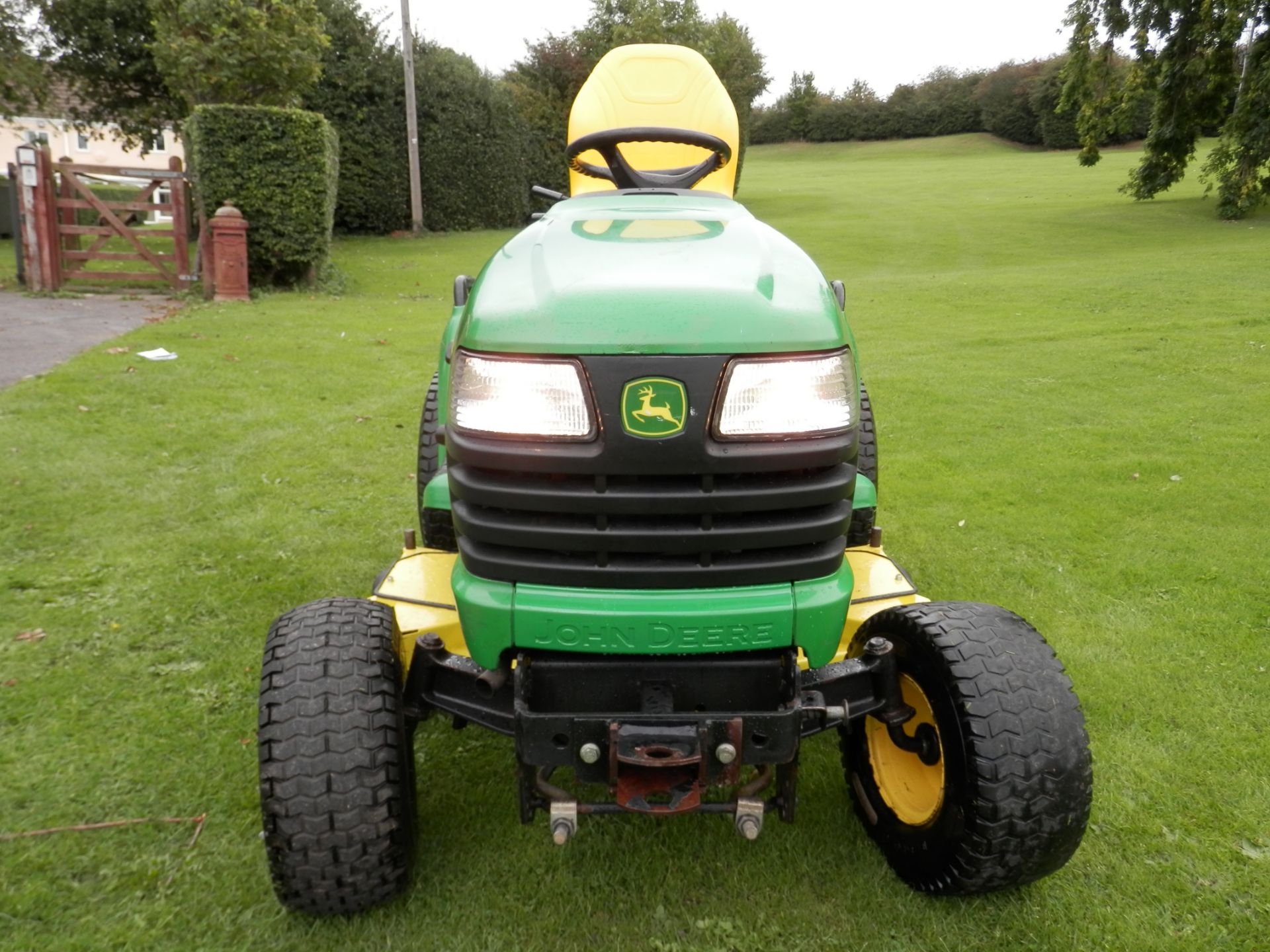 2004 WORKING JOHN DEERE X495 122CM CUT, RIDE ON ROTARY DIESEL MOWER/LAWN TRACTOR. - Image 3 of 13