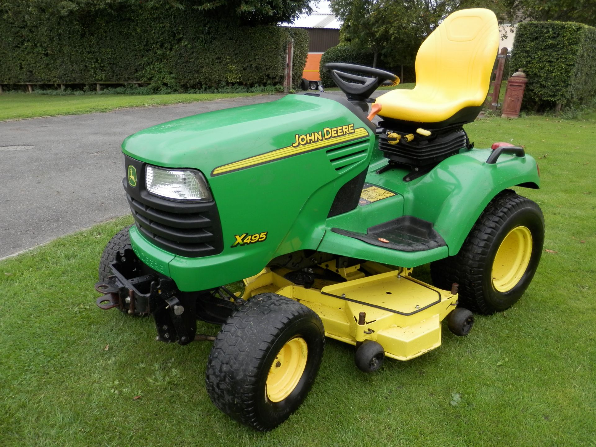 2004 WORKING JOHN DEERE X495 122CM CUT, RIDE ON ROTARY DIESEL MOWER/LAWN TRACTOR. - Image 2 of 13