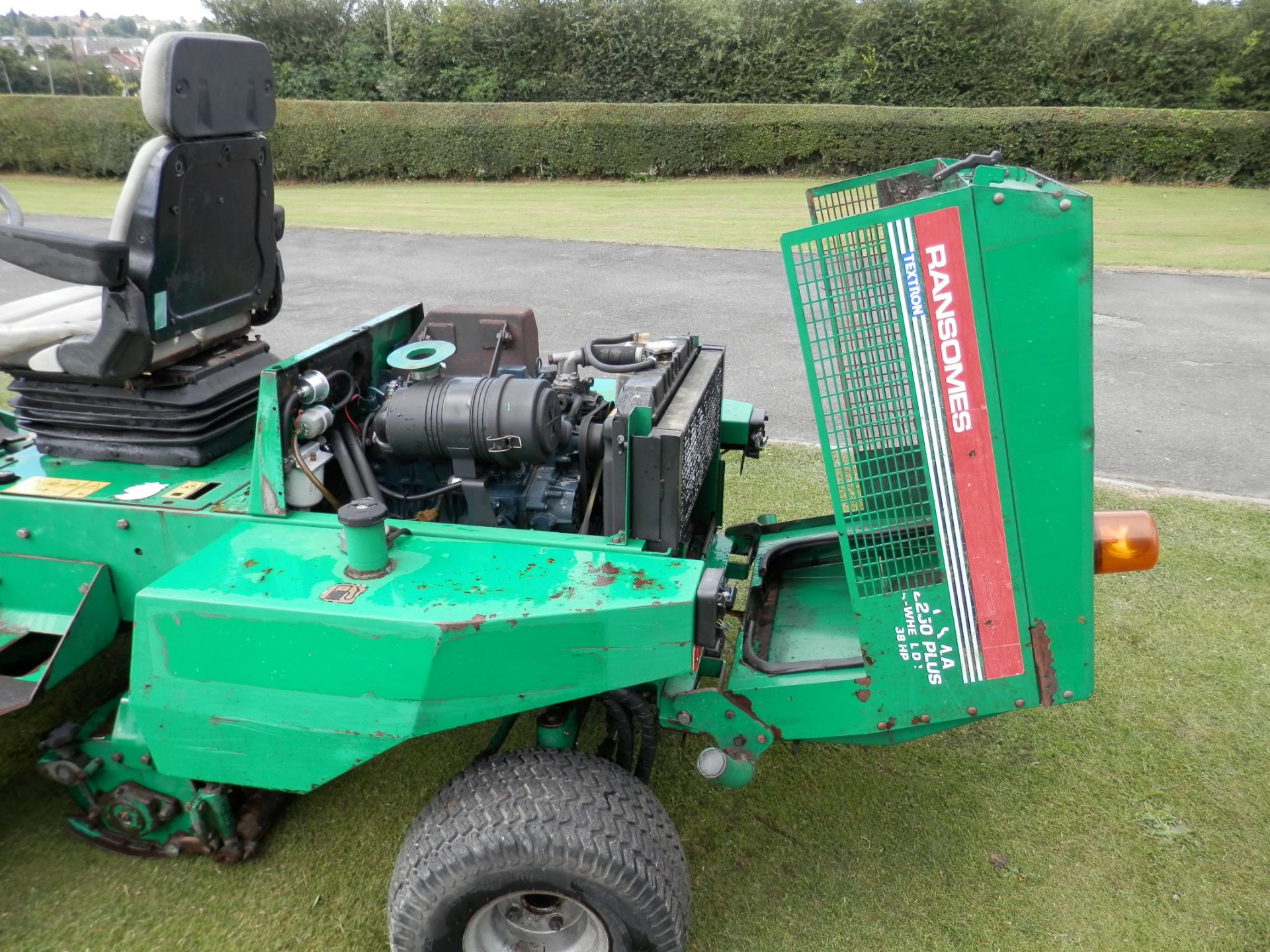 2000 MODEL REGISTERED 2001, RANSOMES PARKWAY RIDE ON 3 BLADE MOWER, WIDE CUT AREA.WORKING. NO VAT !! - Image 11 of 15