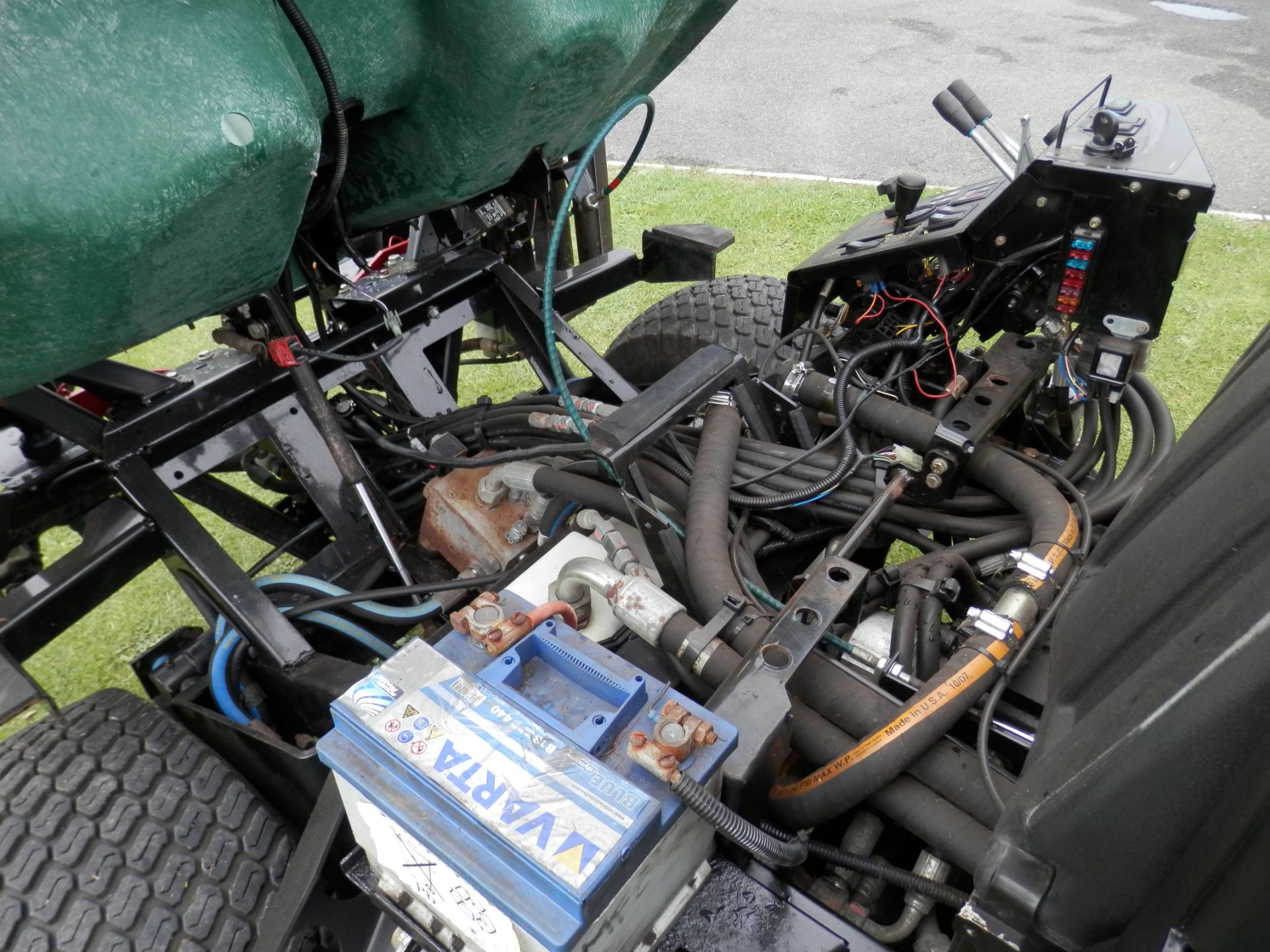 2010 HAYTER RIDE ON GANG MOWER, WIDE CUT, 3 X CYLINDERS. DIESEL ENGINE. 2136 WORKING HOURS ONLY. - Image 15 of 15