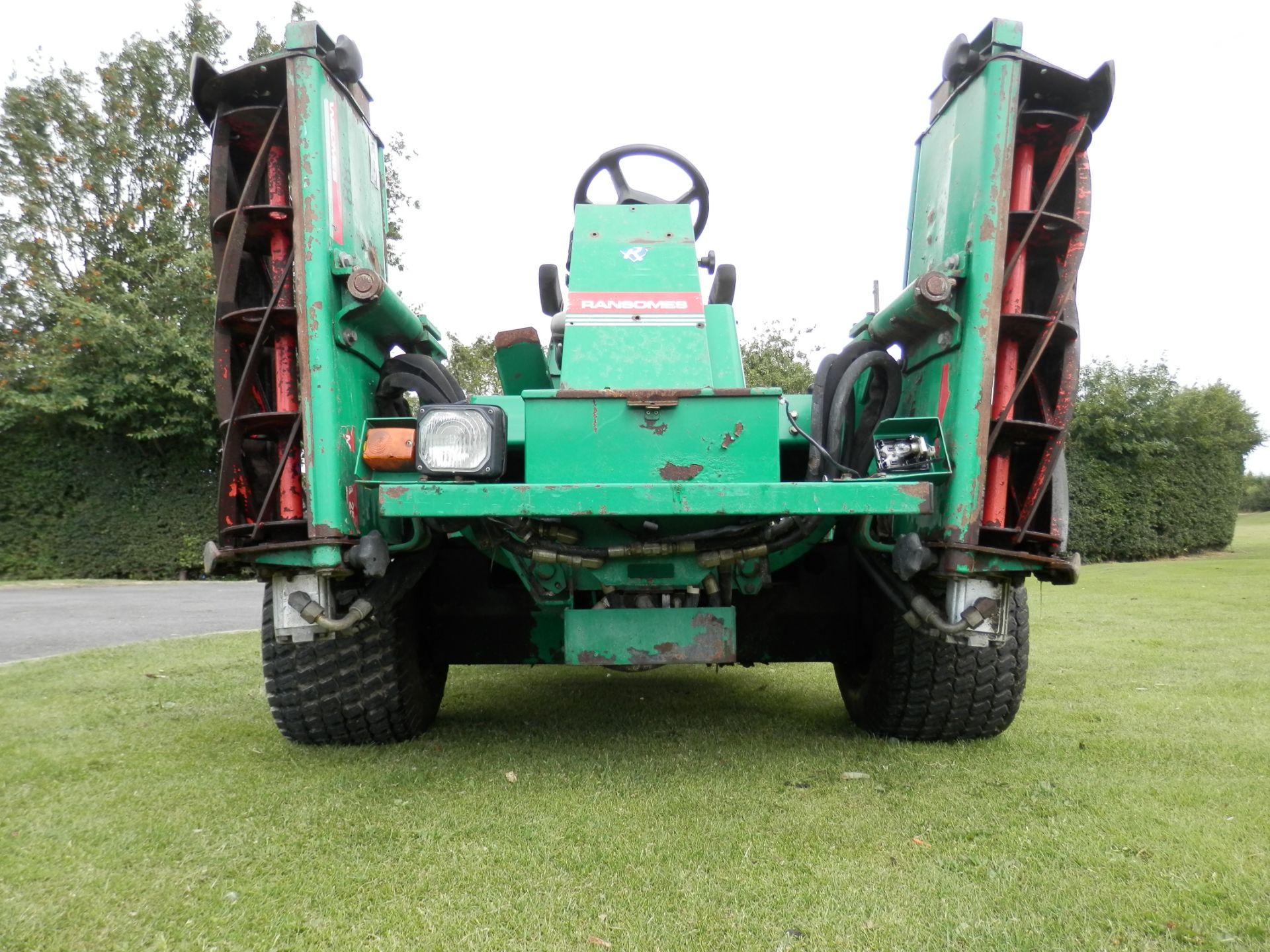 2000 MODEL REGISTERED 2001, RANSOMES PARKWAY RIDE ON 3 BLADE MOWER, WIDE CUT AREA.WORKING. NO VAT !! - Image 14 of 15