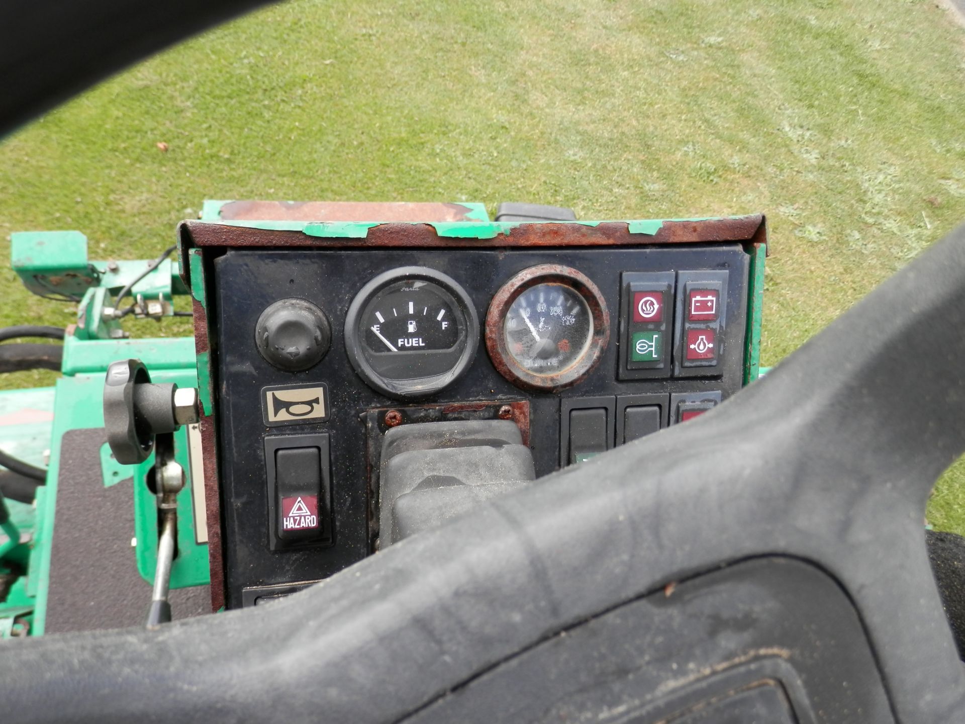 2000 MODEL REGISTERED 2001, RANSOMES PARKWAY RIDE ON 3 BLADE MOWER, WIDE CUT AREA.WORKING. NO VAT !! - Image 7 of 15