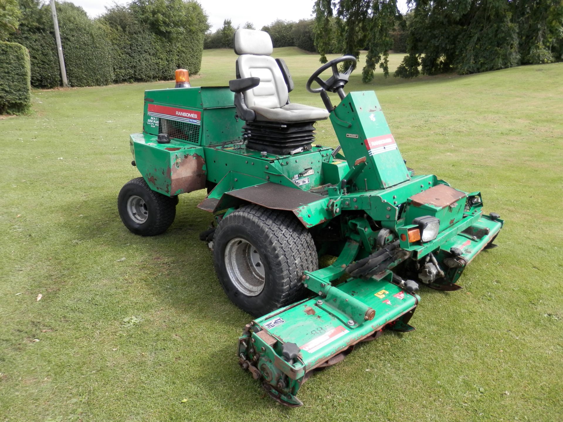 2000 MODEL REGISTERED 2001, RANSOMES PARKWAY RIDE ON 3 BLADE MOWER, WIDE CUT AREA.WORKING. NO VAT !! - Image 3 of 15