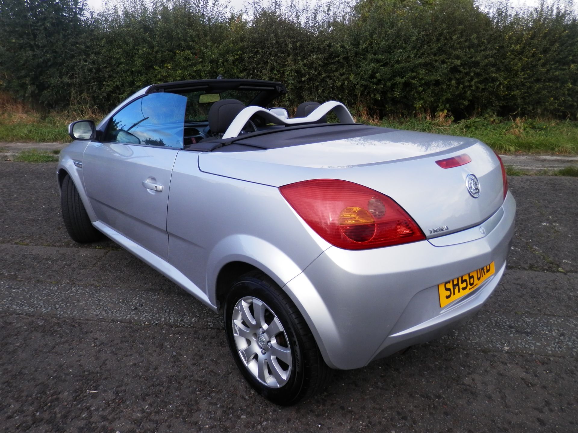 2006/56 PLATE VAUXHALL TIGRA CONVERTIBLE, 1.4 PETROL TWINPORT. - Image 12 of 15