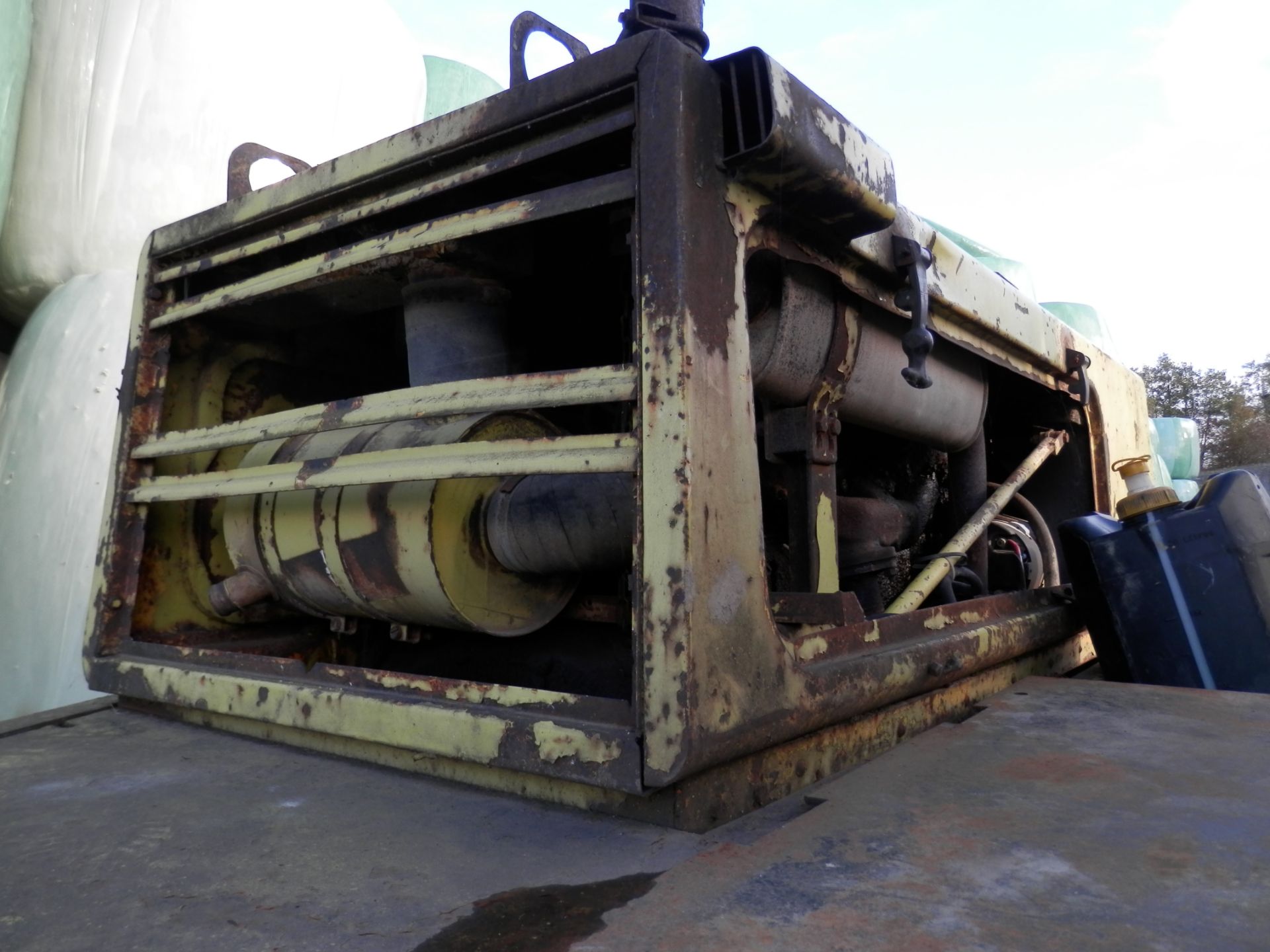 HEAVY HYMAC TRACKED DIESEL DIGGER, AGE UNKNOWN, POSSIBLY EARLY 1980S, WORKING. - Image 9 of 9